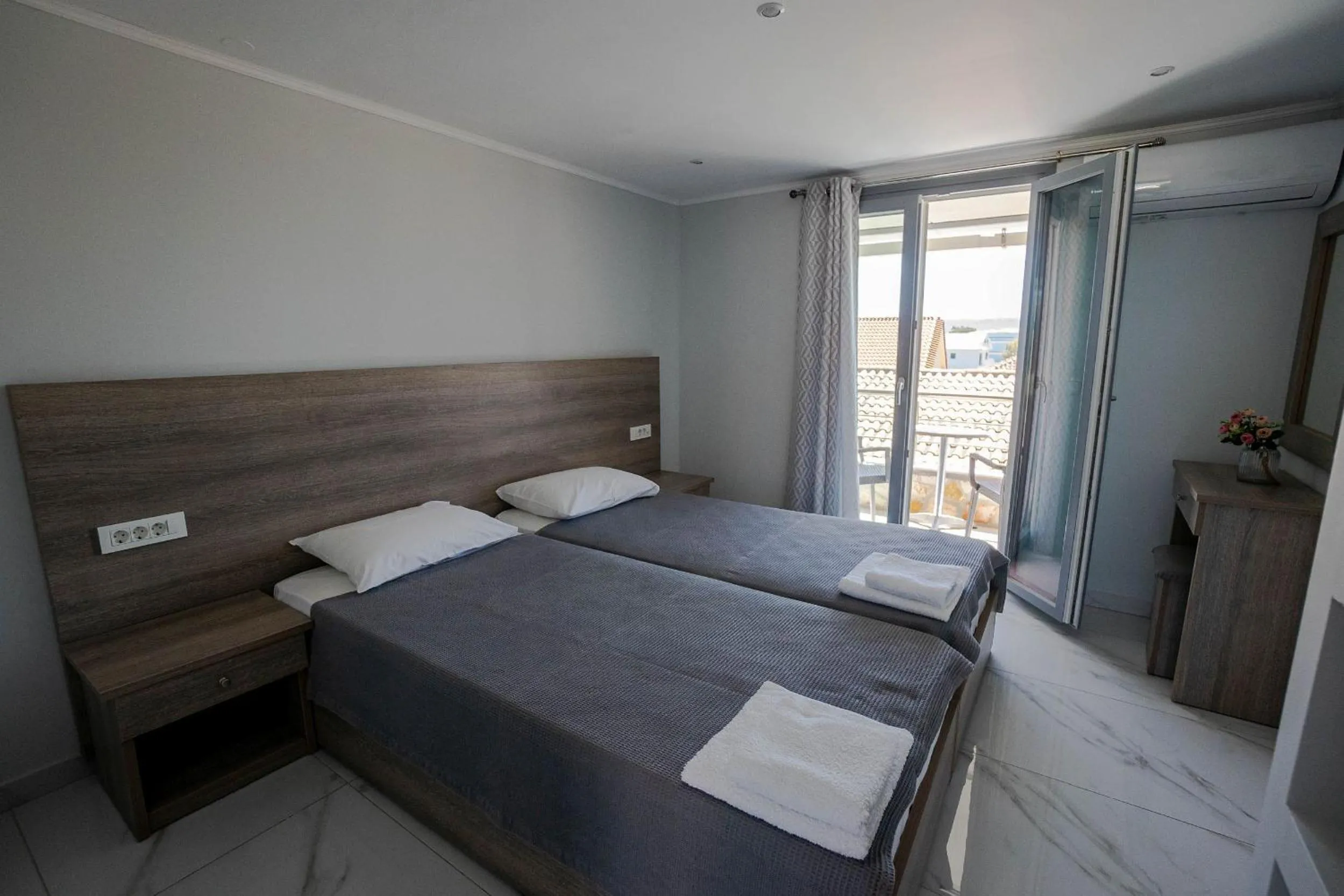 Golden Dolphin Studios & Apartments
