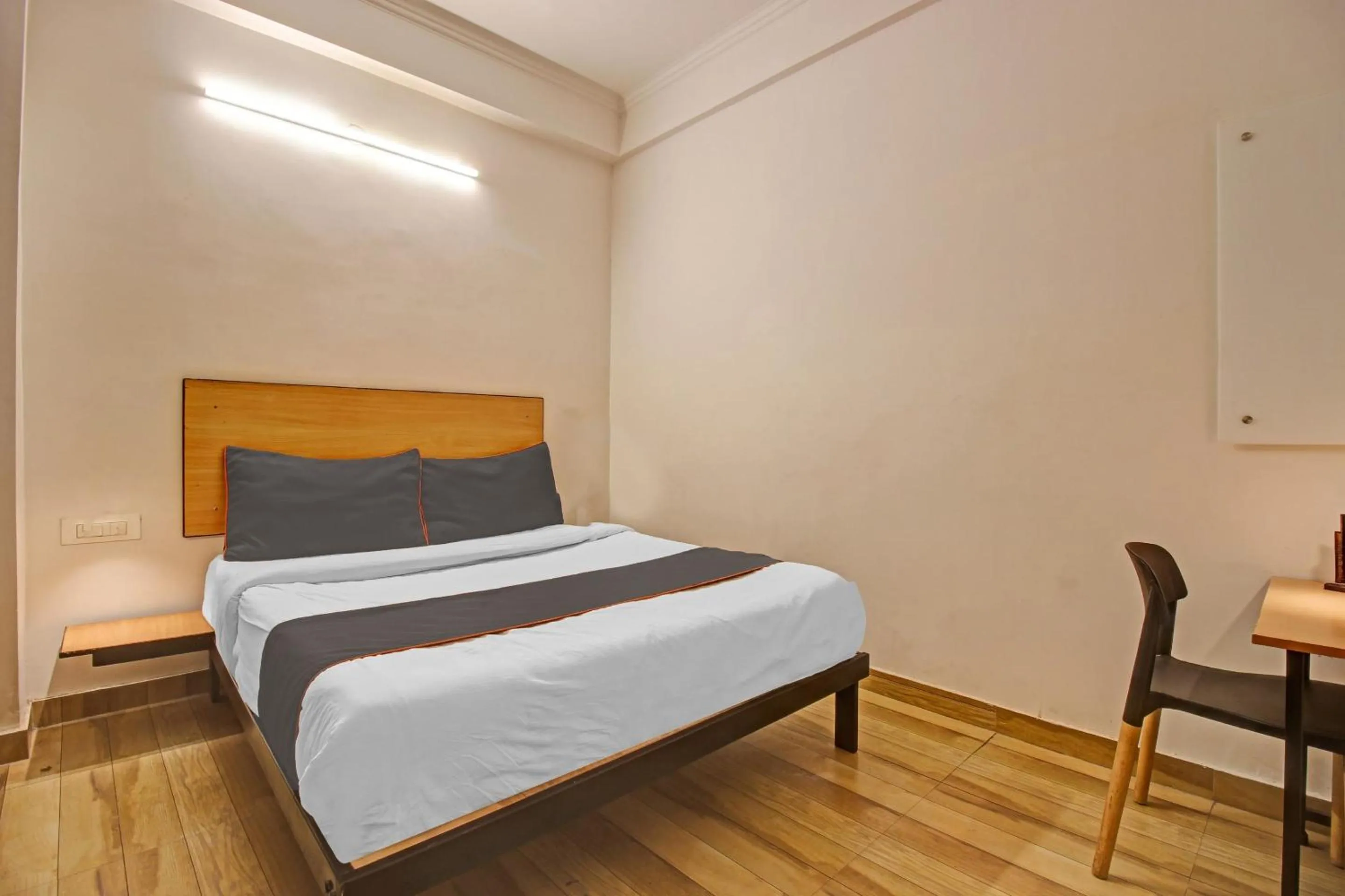 Bedroom, Bed in Super Townhouse Kachnar House Vikas Nagar
