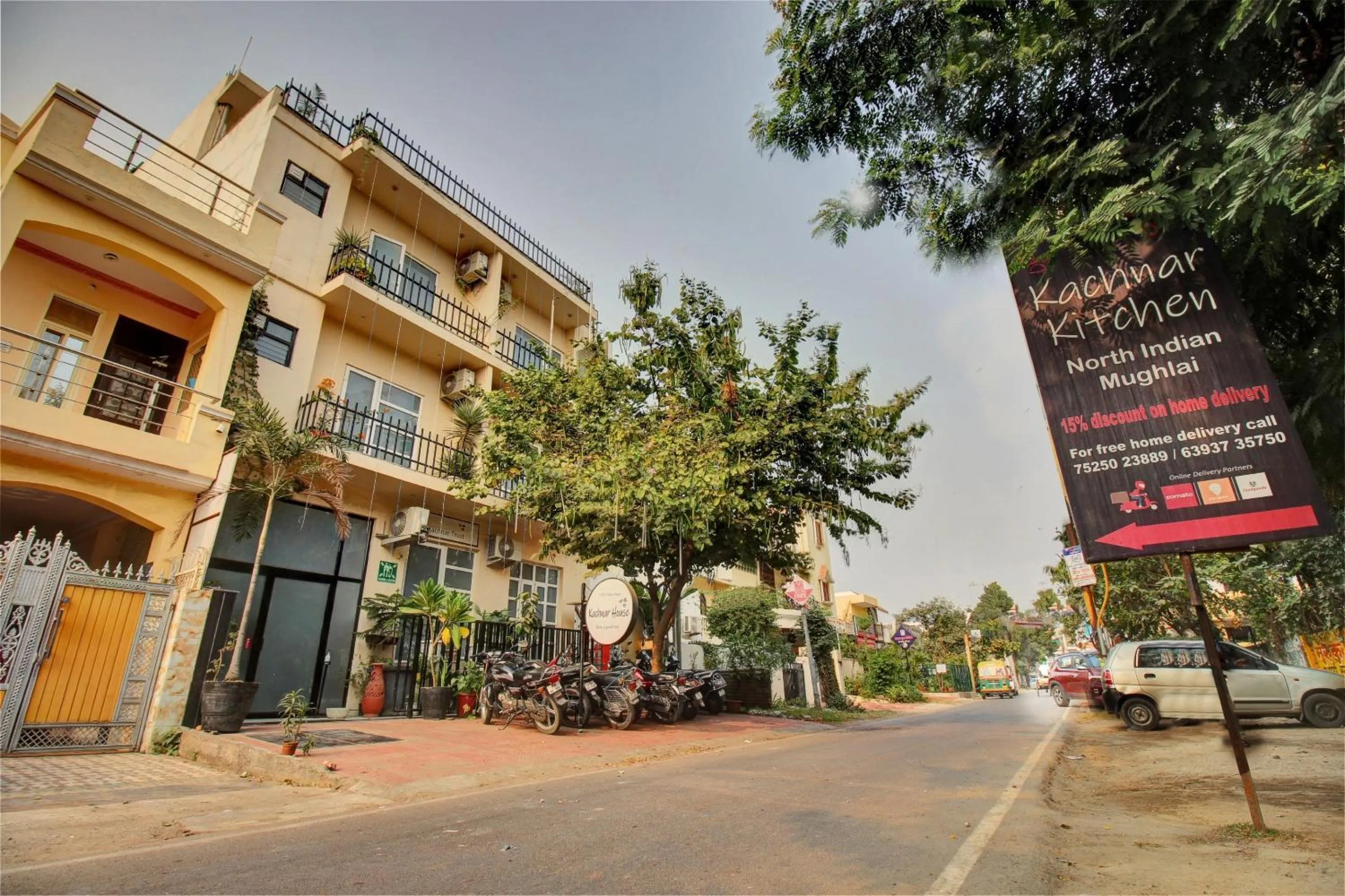 Facade/entrance in Super Townhouse Kachnar House Vikas Nagar