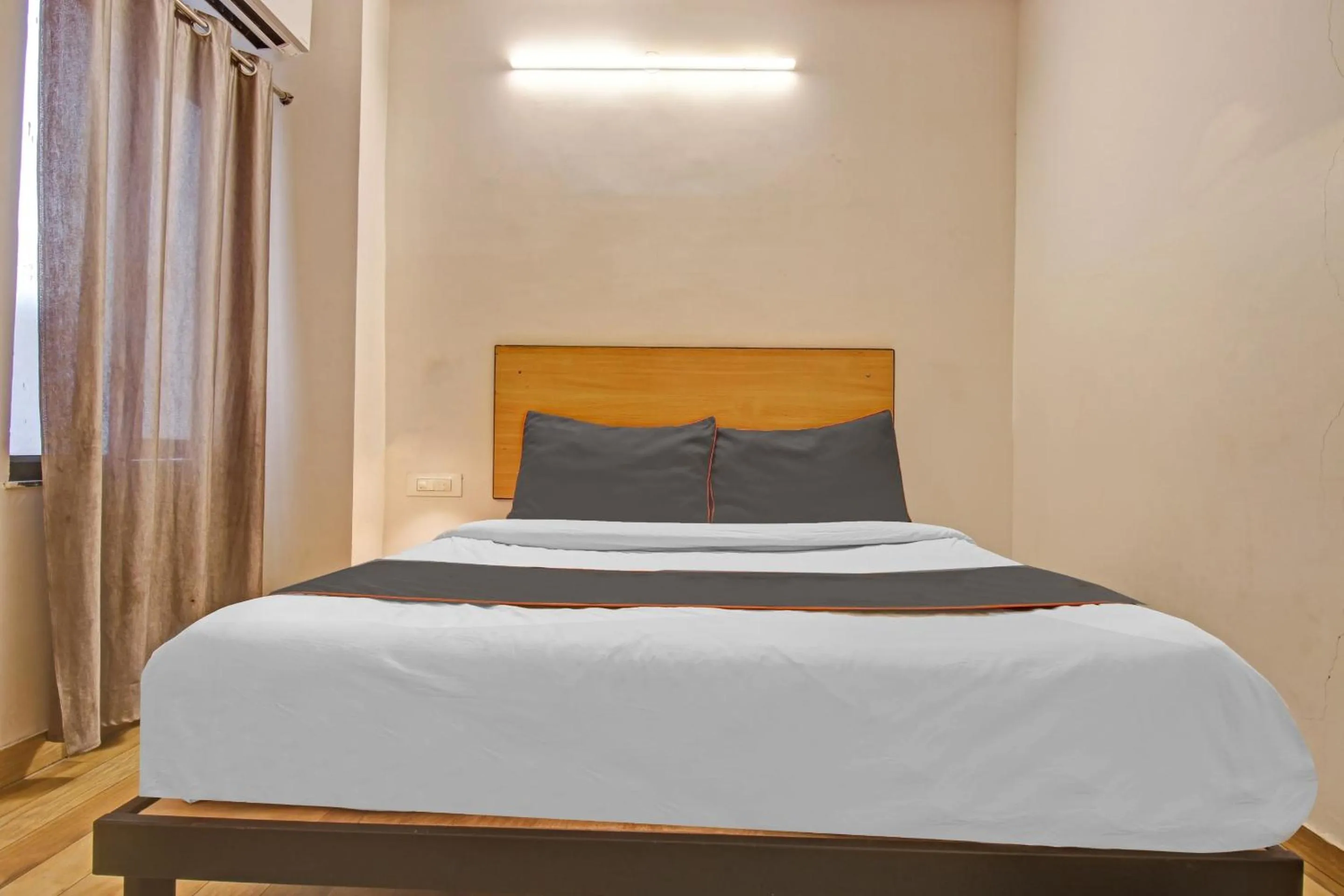 Bedroom, Bed in Super Townhouse Kachnar House Vikas Nagar