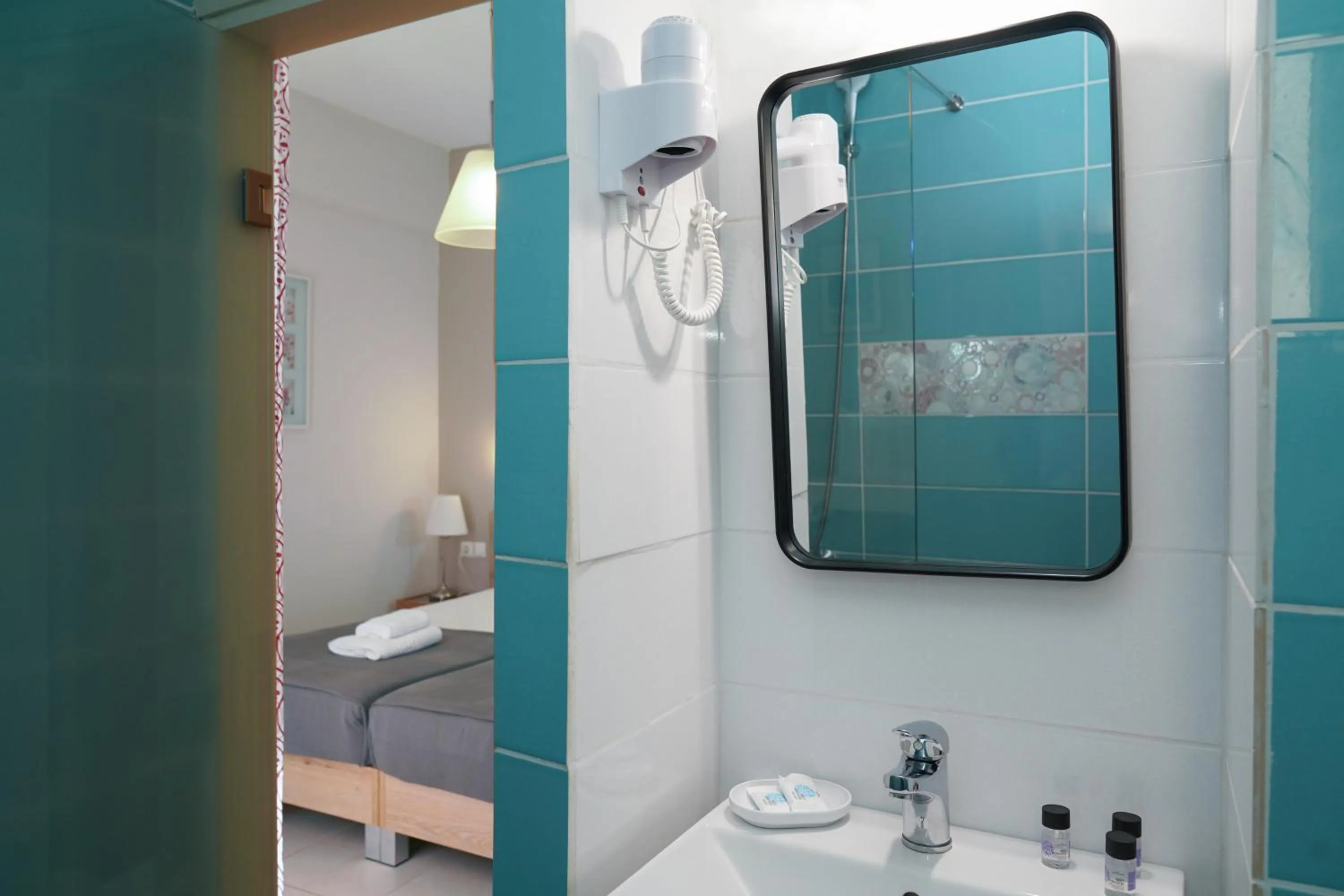 Bathroom, Bed in Posidonio Hotel