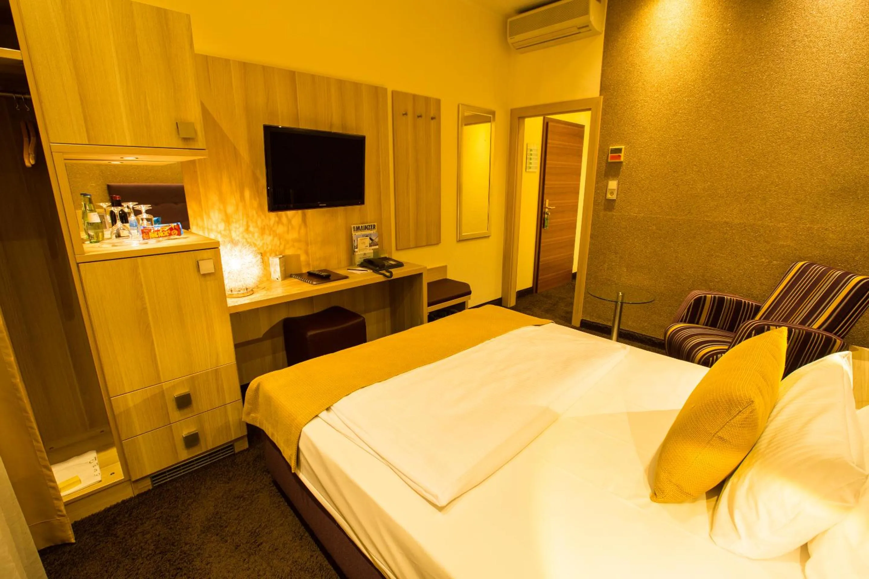 TV and multimedia, Bed in Top Hotel Hammer - Mainz Hauptbahnhof