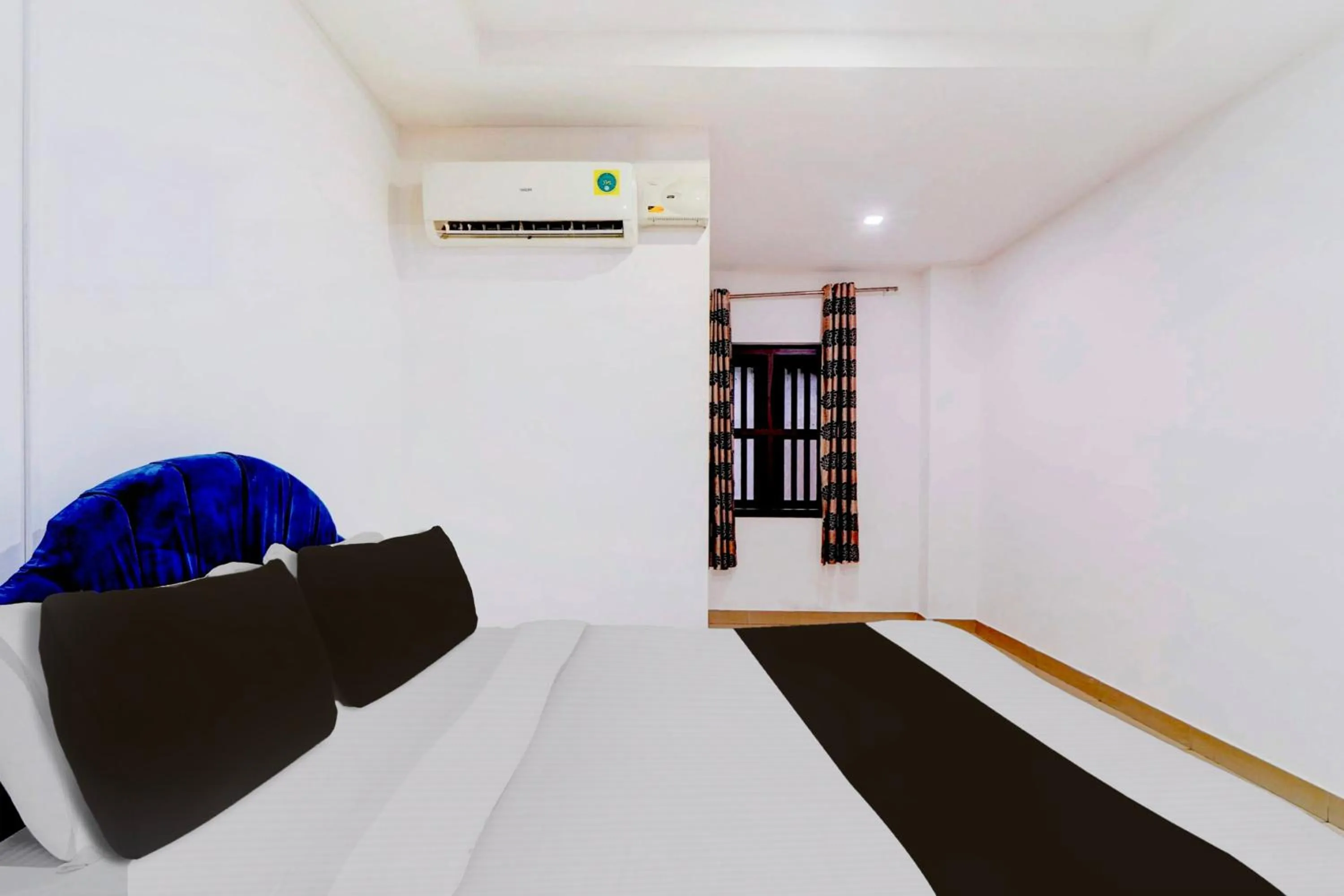 Bedroom in Super Hotel O Kunnamangalam Near Bus Stand