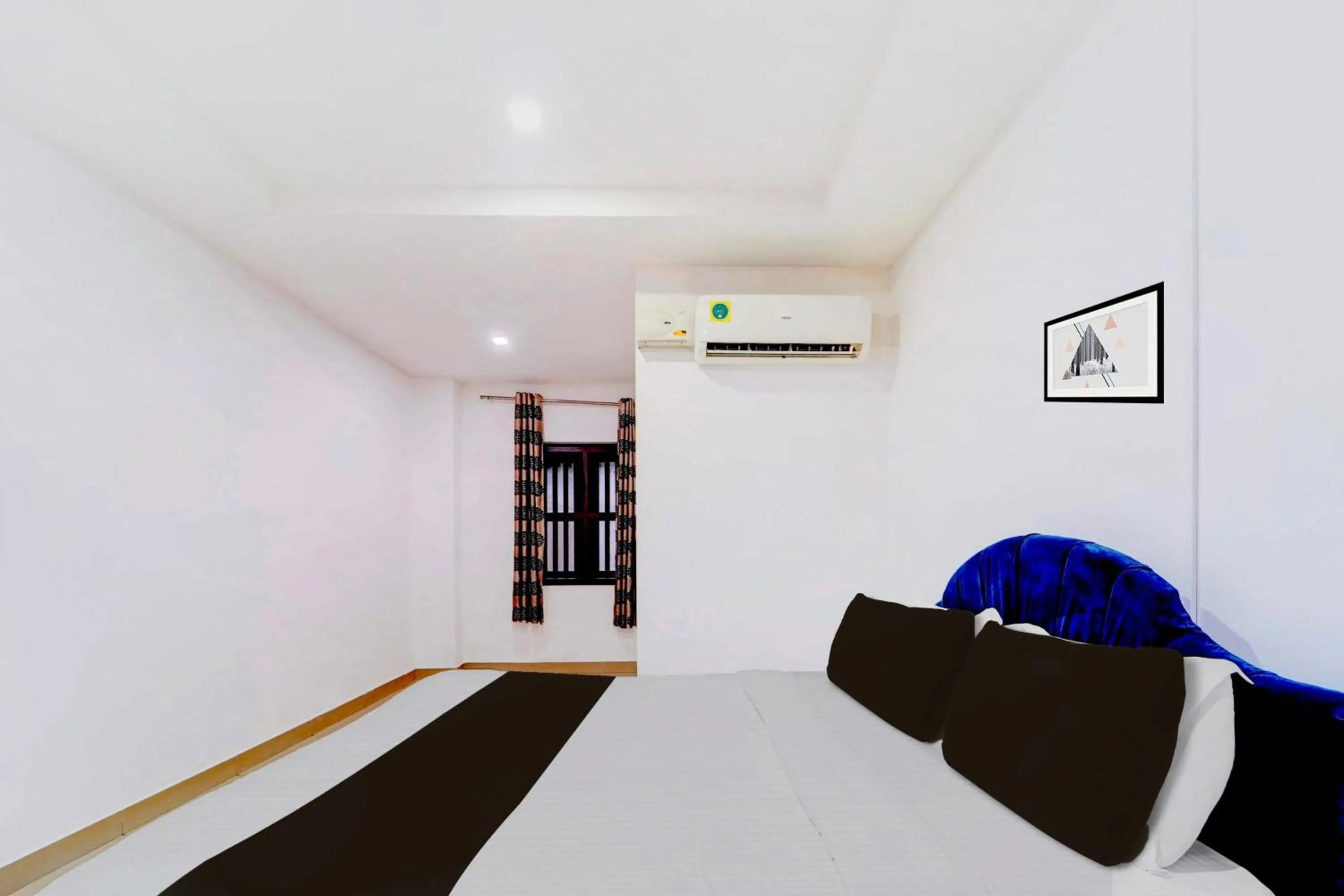 Bedroom in Super Hotel O Kunnamangalam Near Bus Stand