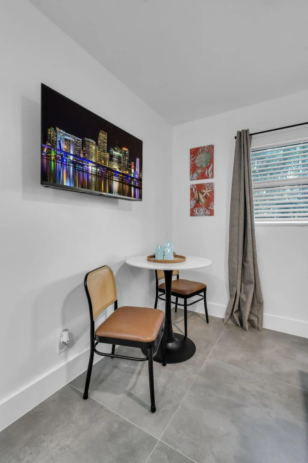 TV and multimedia in Galleria Apartments By Lowkl