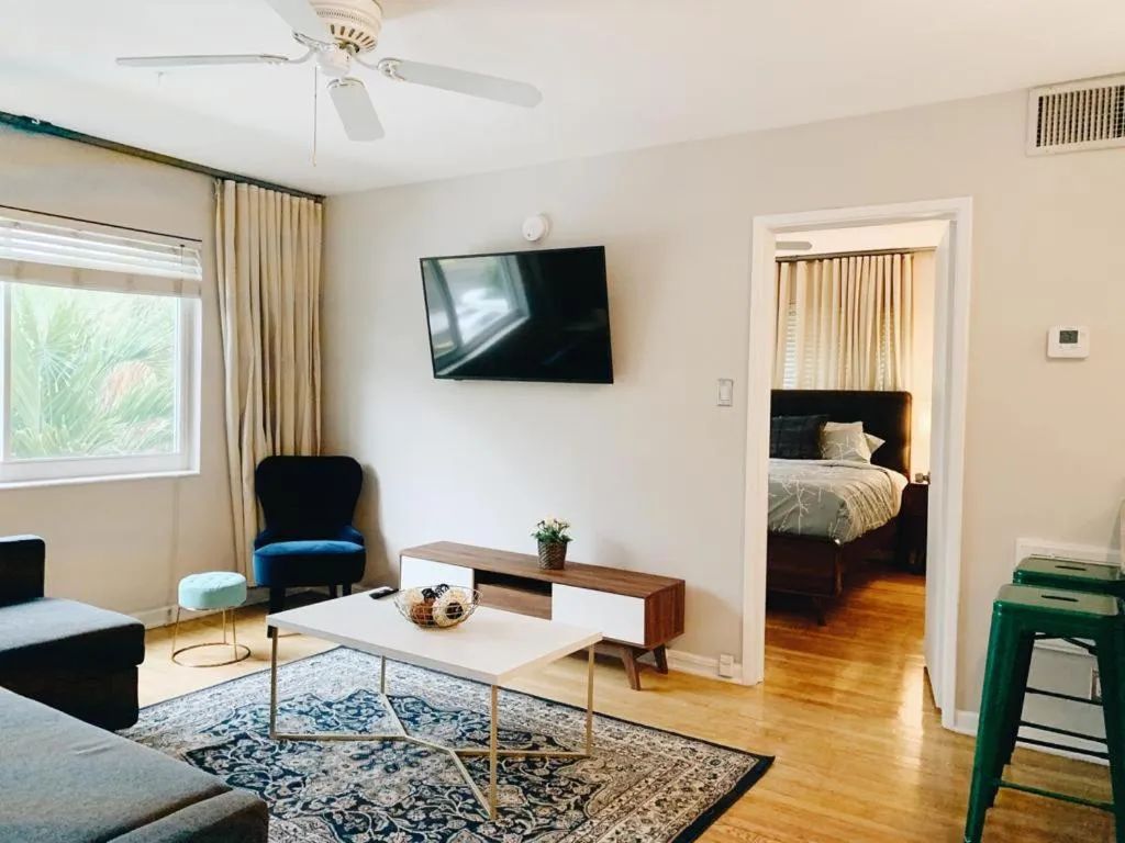 TV and multimedia, Bed in Galleria Apartments By Lowkl