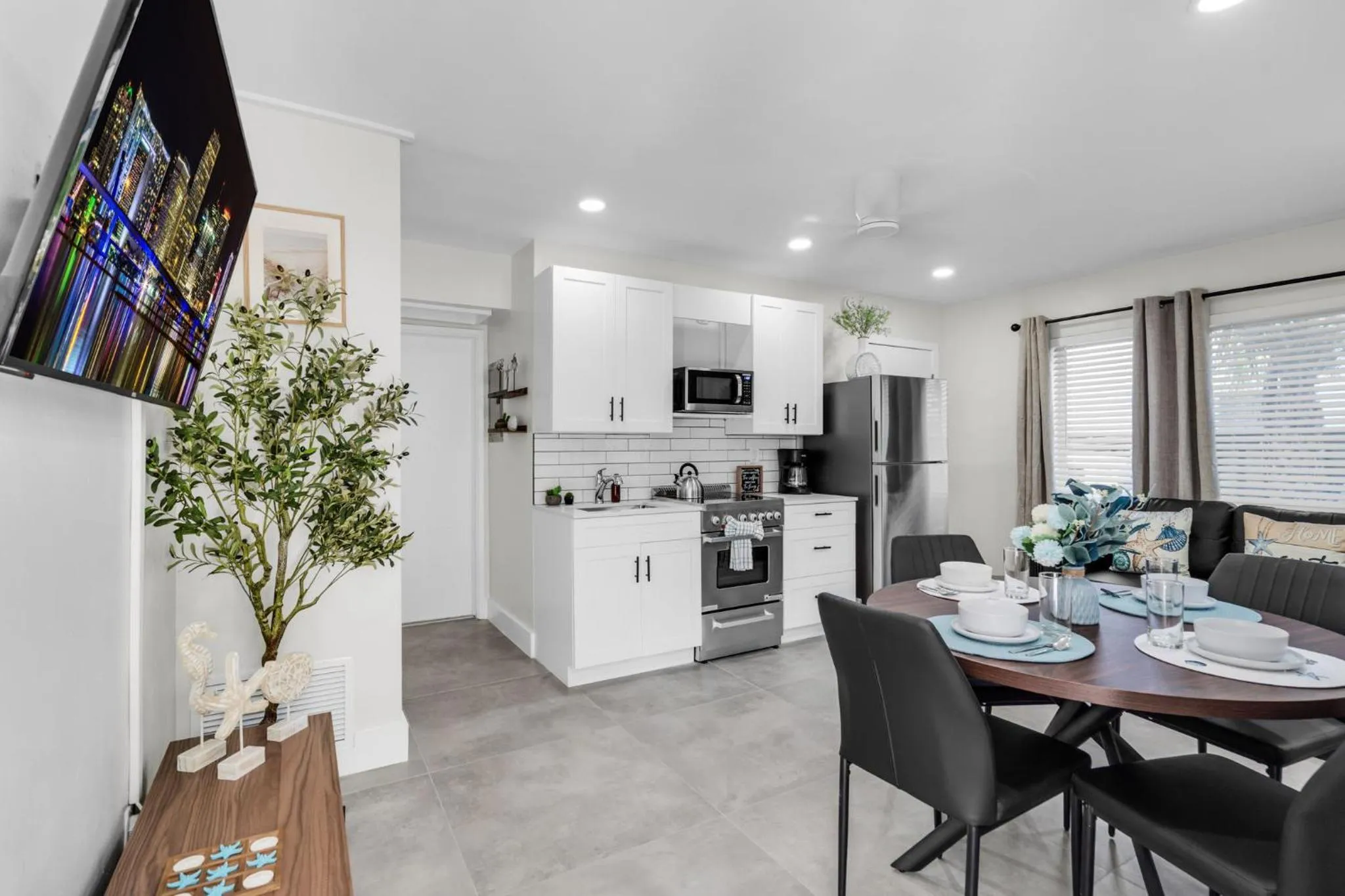 TV and multimedia in Galleria Apartments By Lowkl