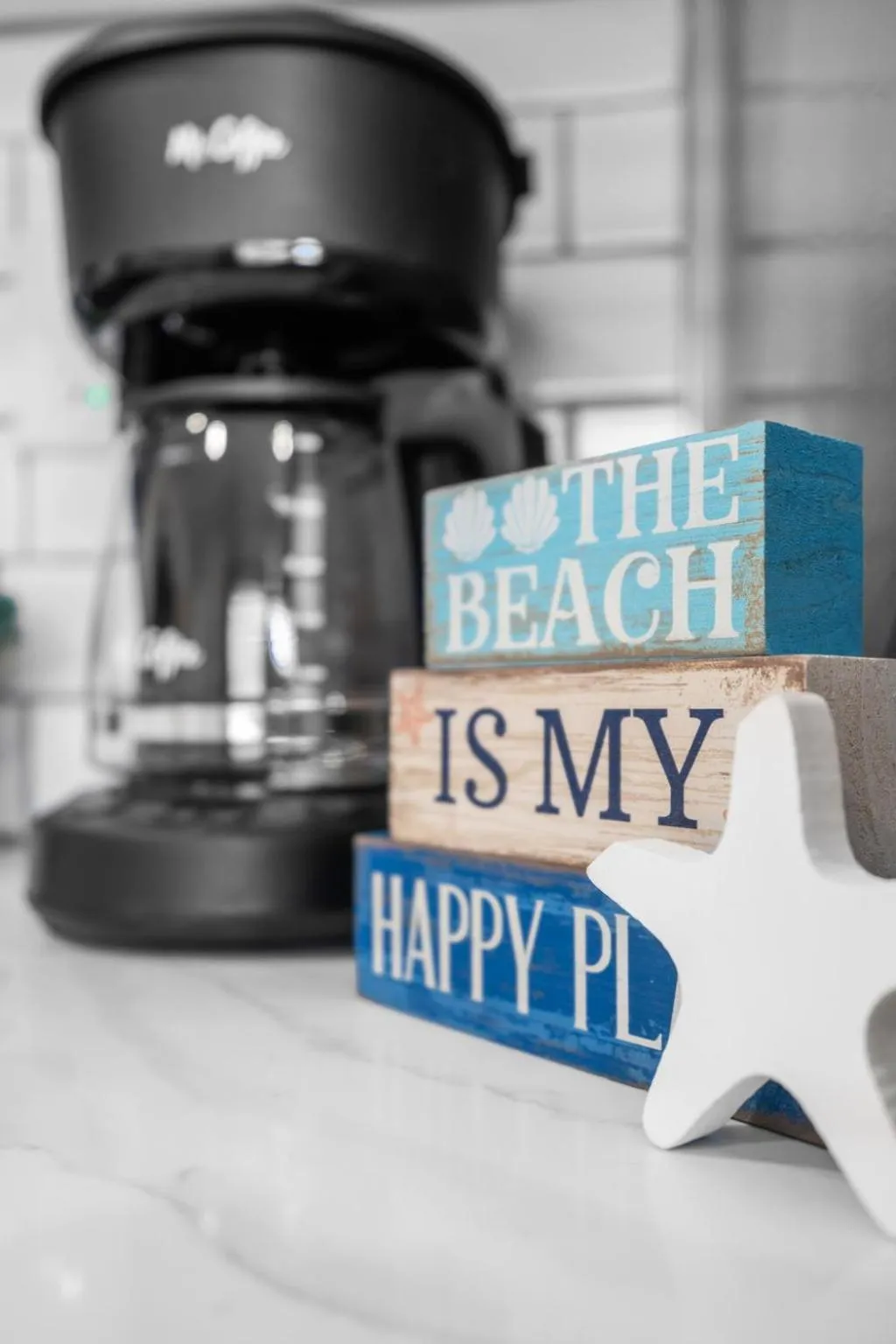 Coffee/tea facilities in Galleria Apartments By Lowkl