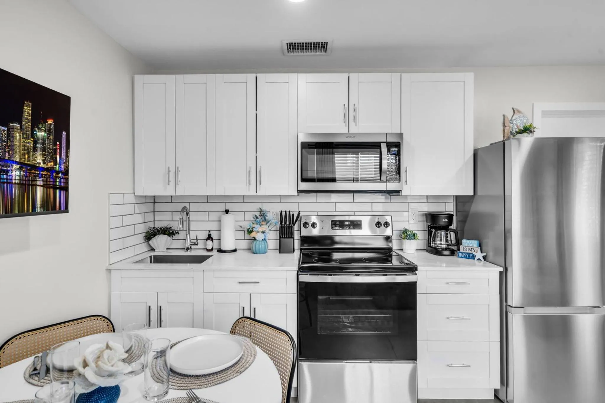 Kitchen or kitchenette in Galleria Apartments By Lowkl