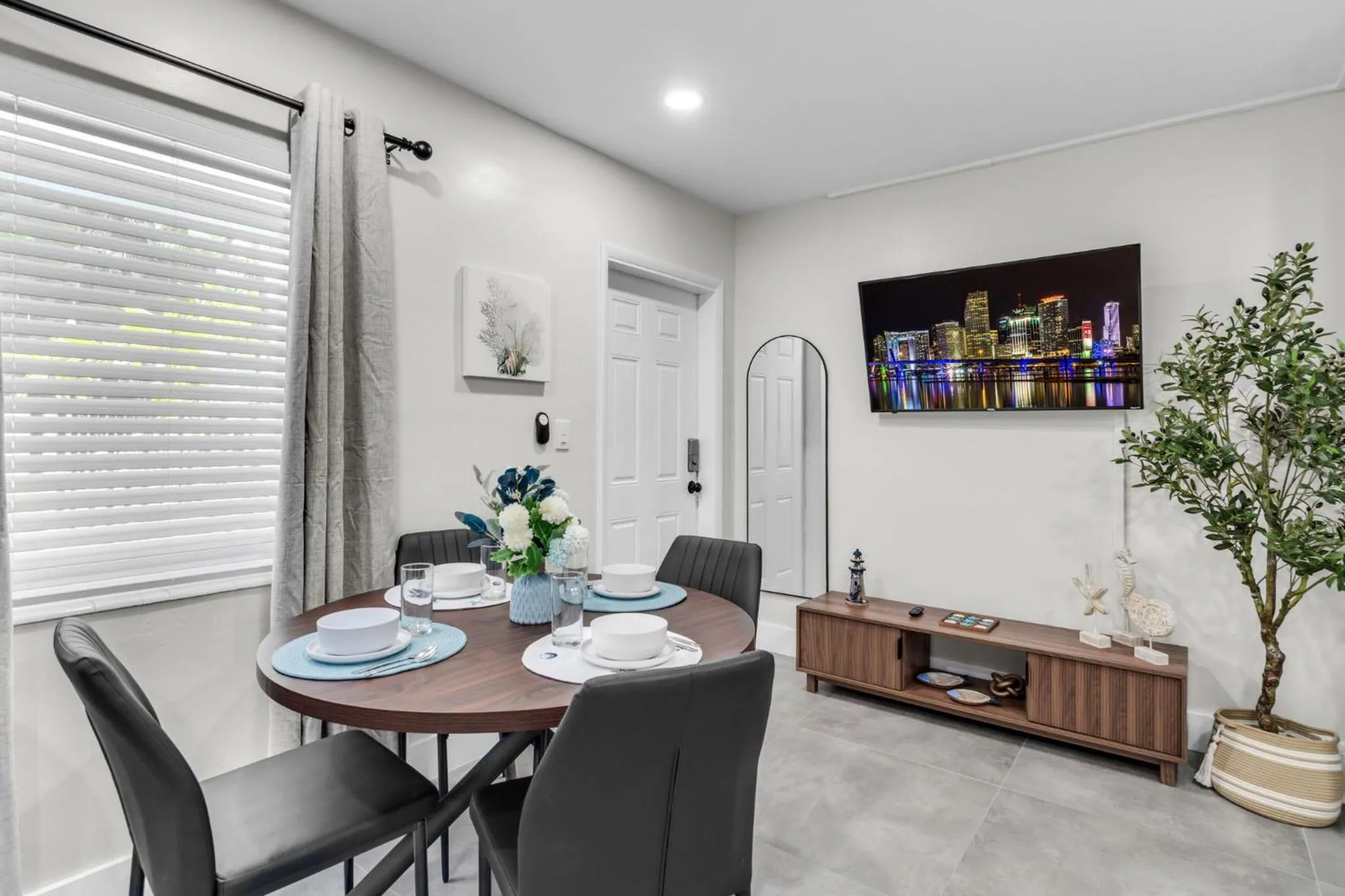 Seating area in Galleria Apartments By Lowkl