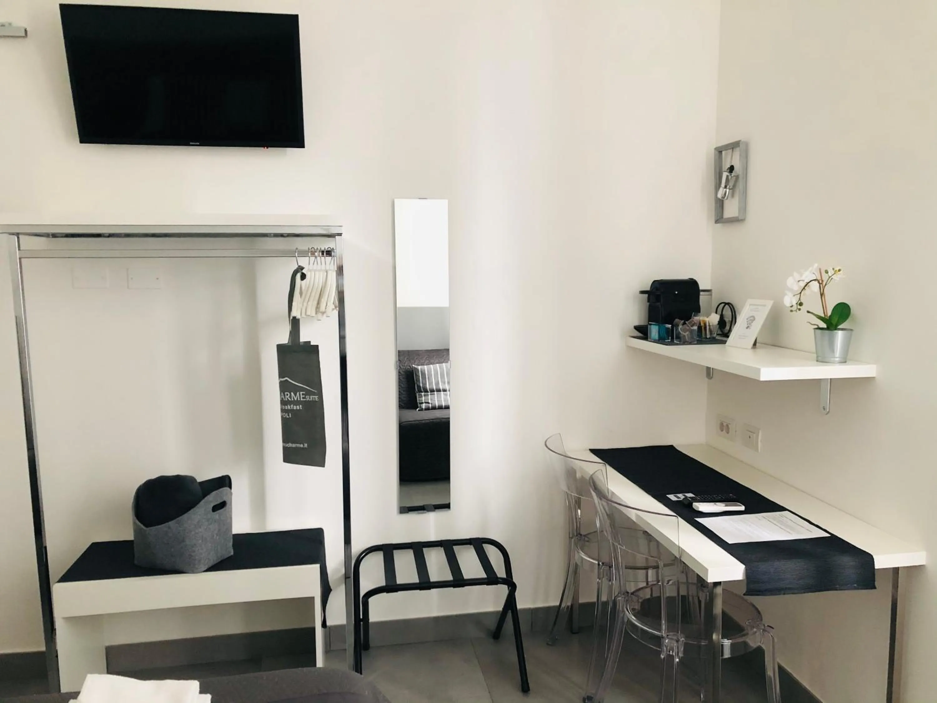 Seating area in VESUCHARME SUITE Luxury Room