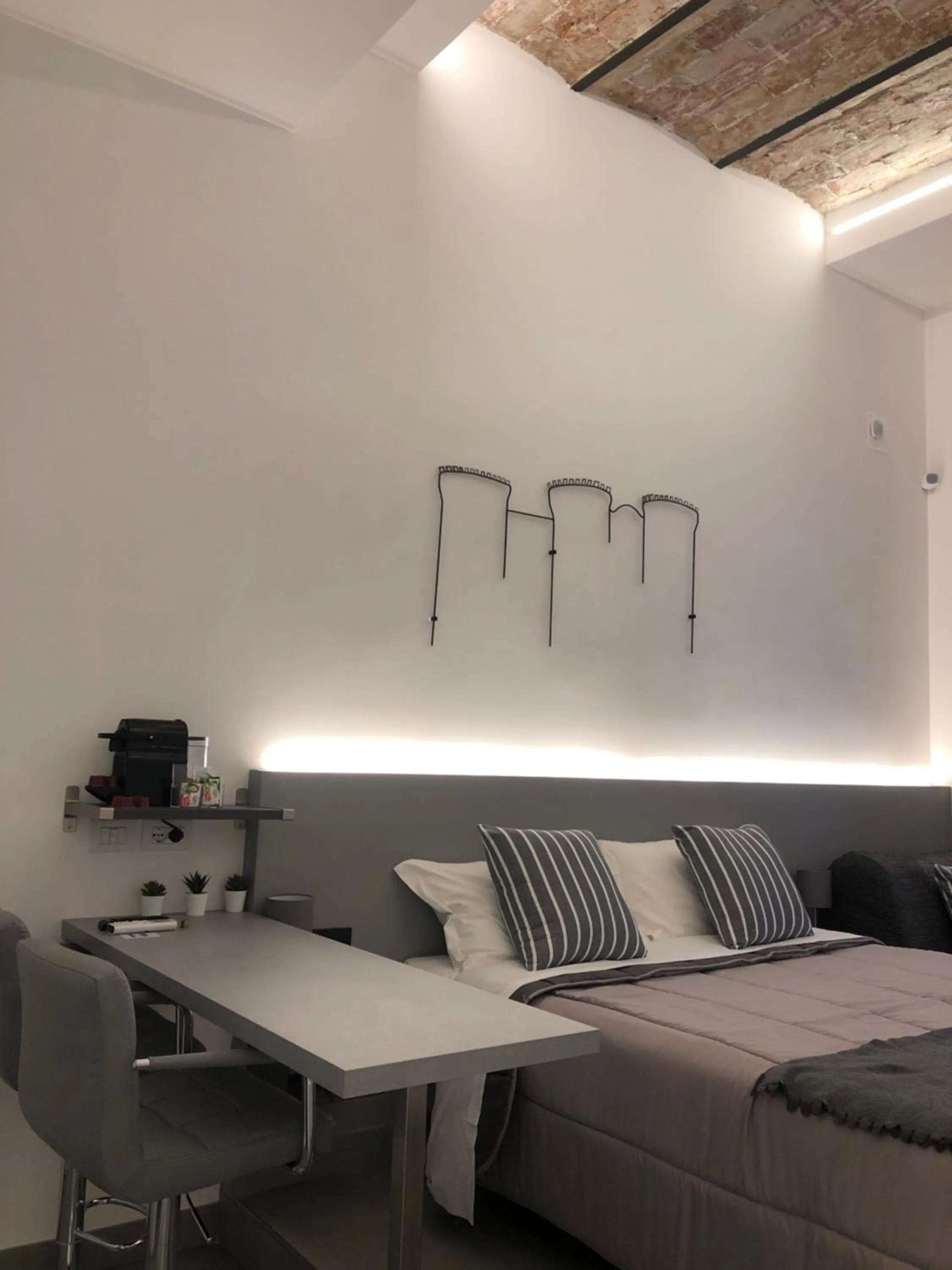 Coffee/tea facilities in VESUCHARME SUITE Luxury Room