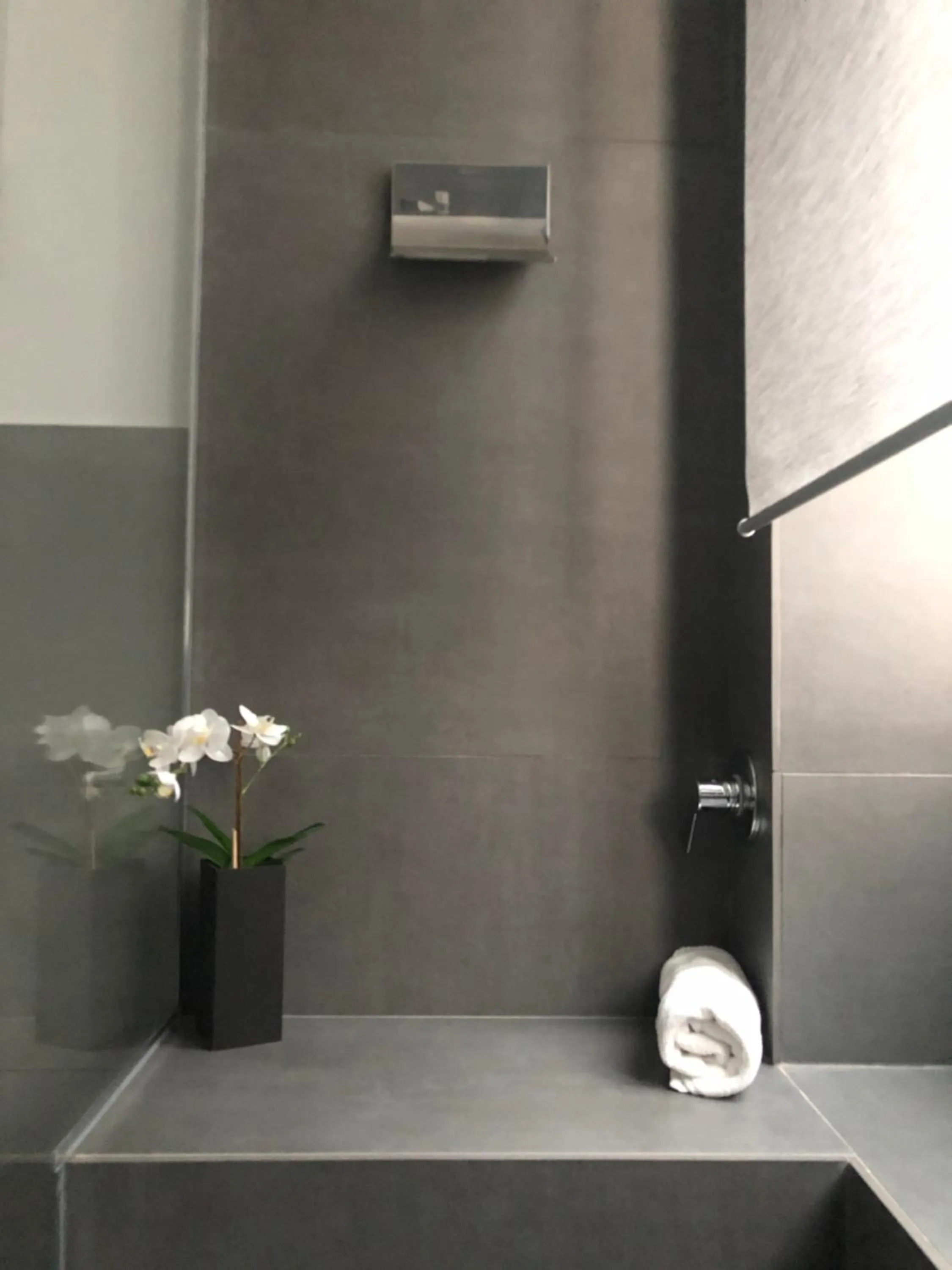 Shower in VESUCHARME SUITE Luxury Room