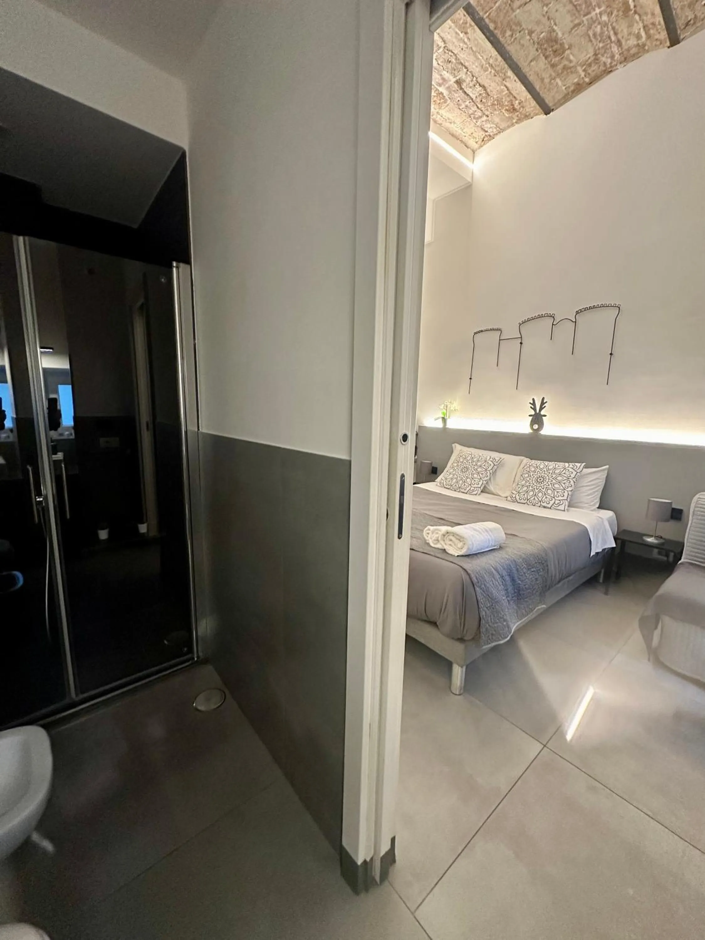 Bed in VESUCHARME SUITE Luxury Room