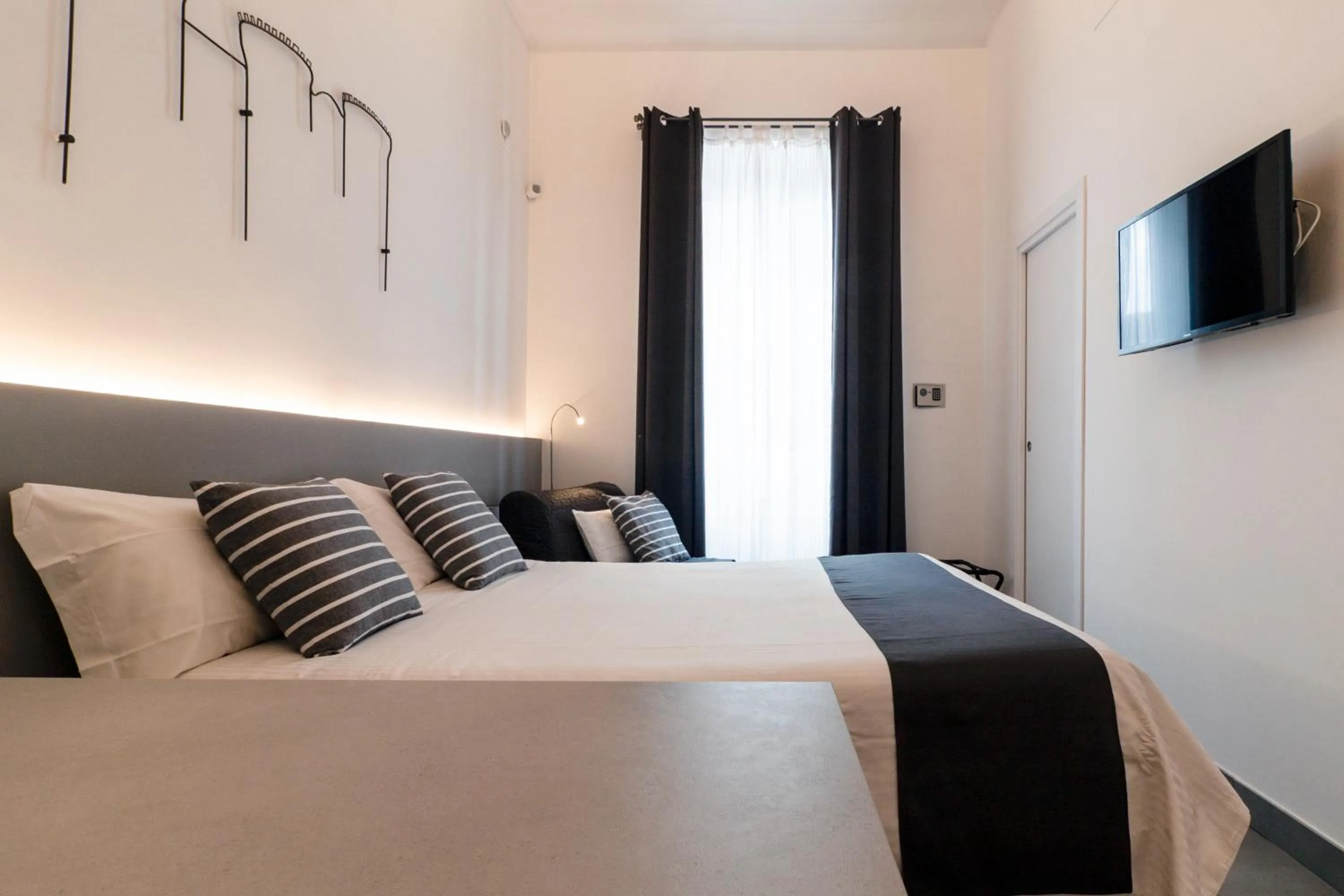 Photo of the whole room, Bed in VESUCHARME SUITE Luxury Room