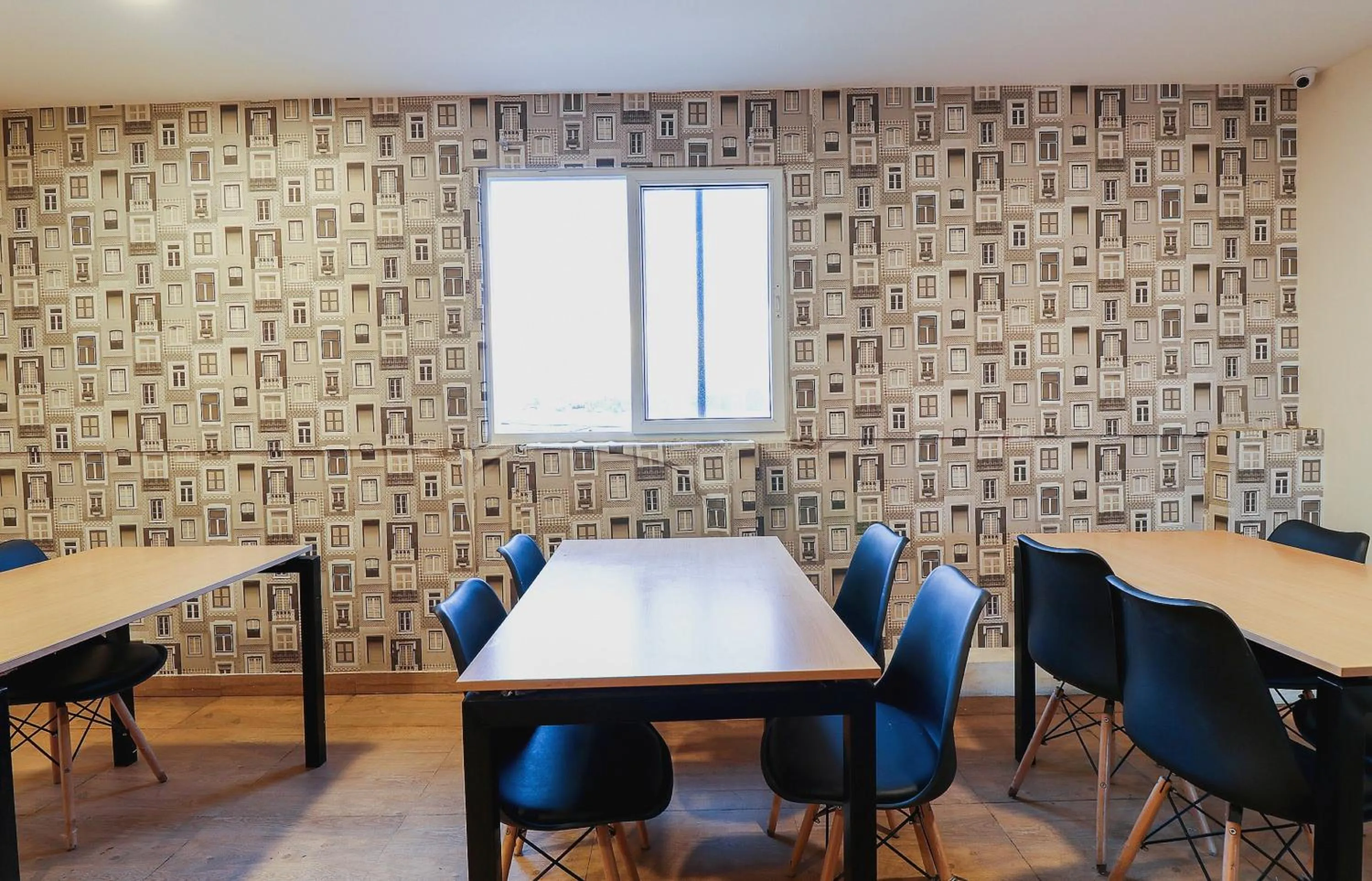 Restaurant/places to eat in Capital O GN Suites