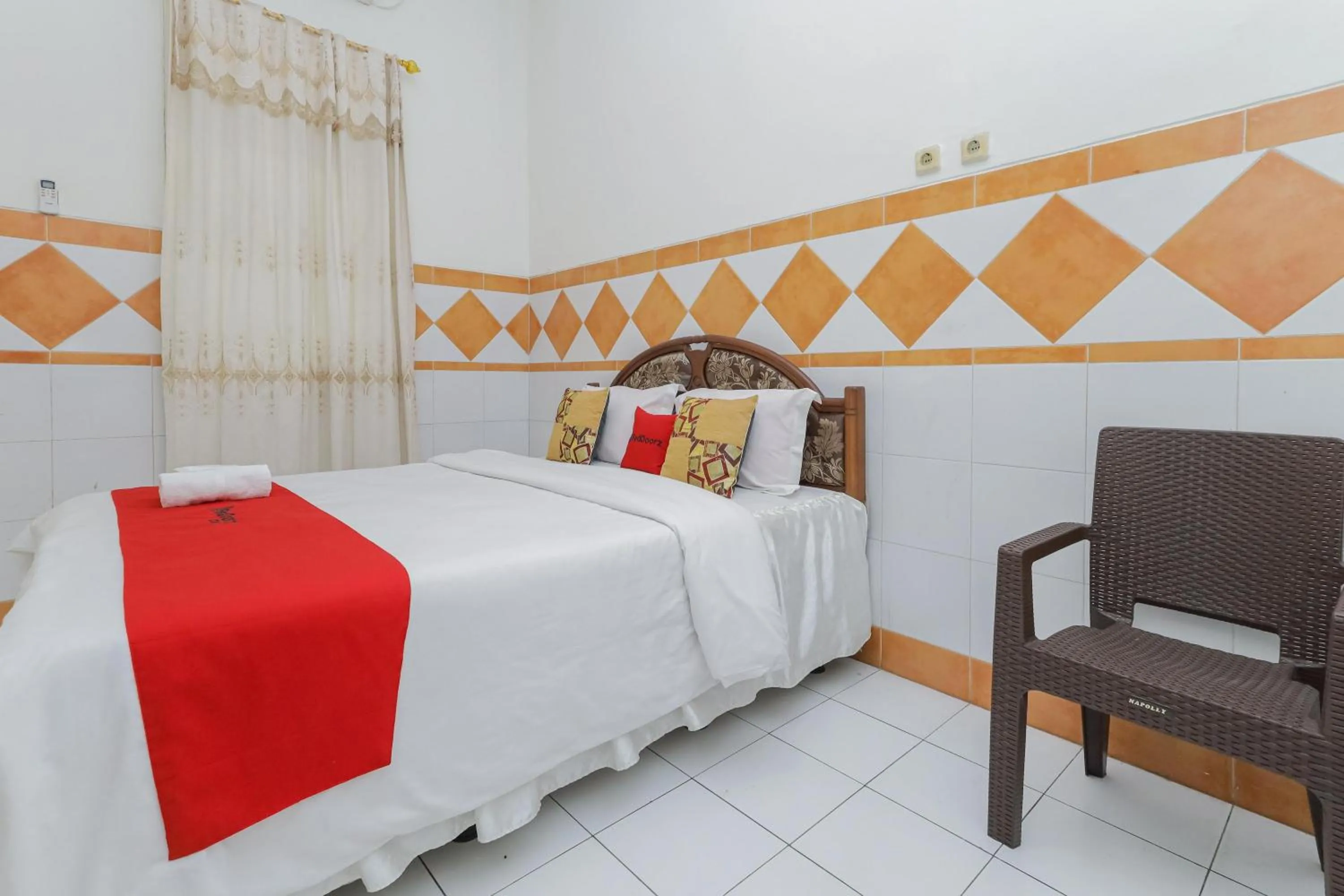 Bedroom, Bed in RedDoorz Syariah at Mojosari