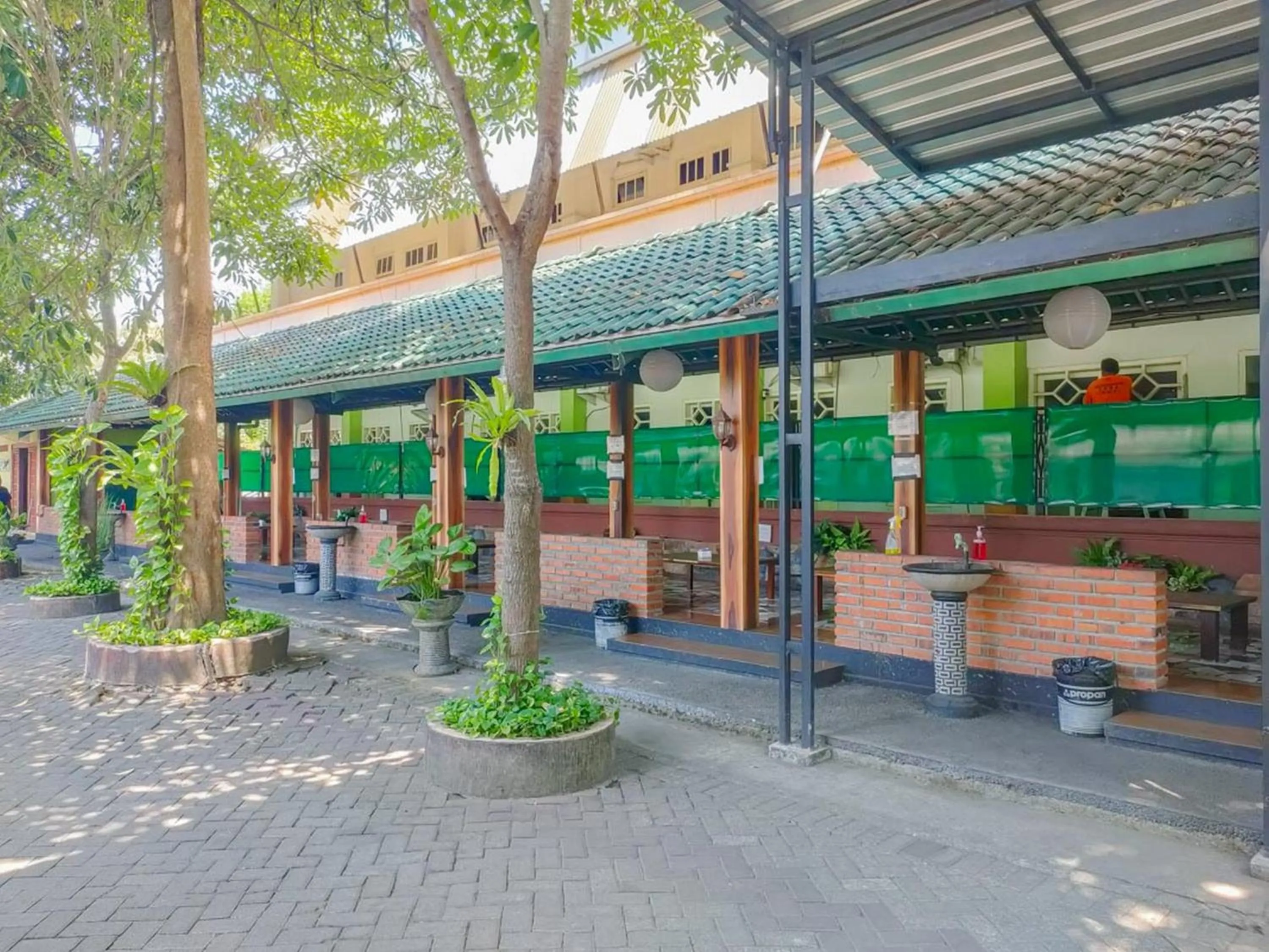 Dining area in RedDoorz Syariah at Mojosari