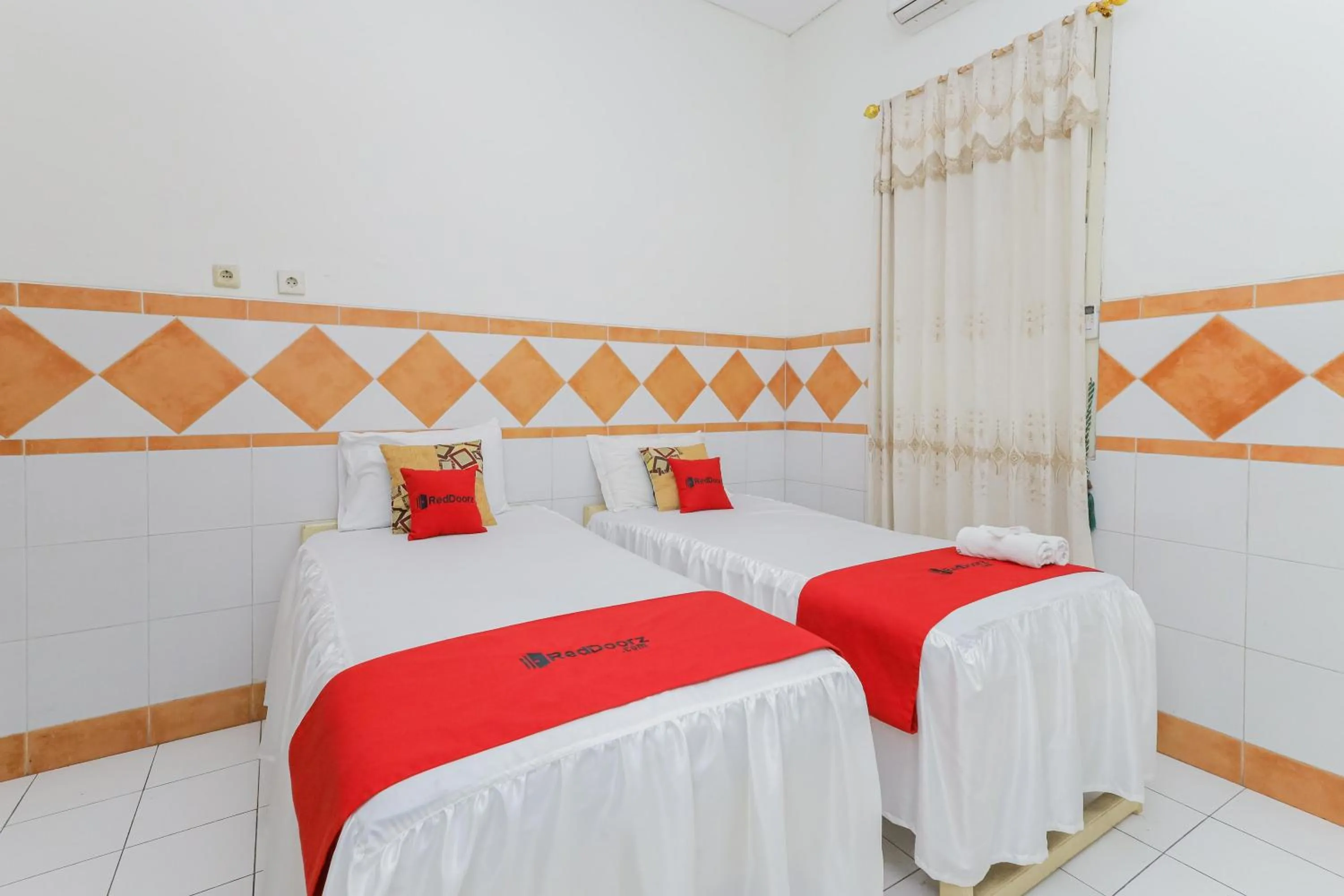 Bedroom, Bed in RedDoorz Syariah at Mojosari