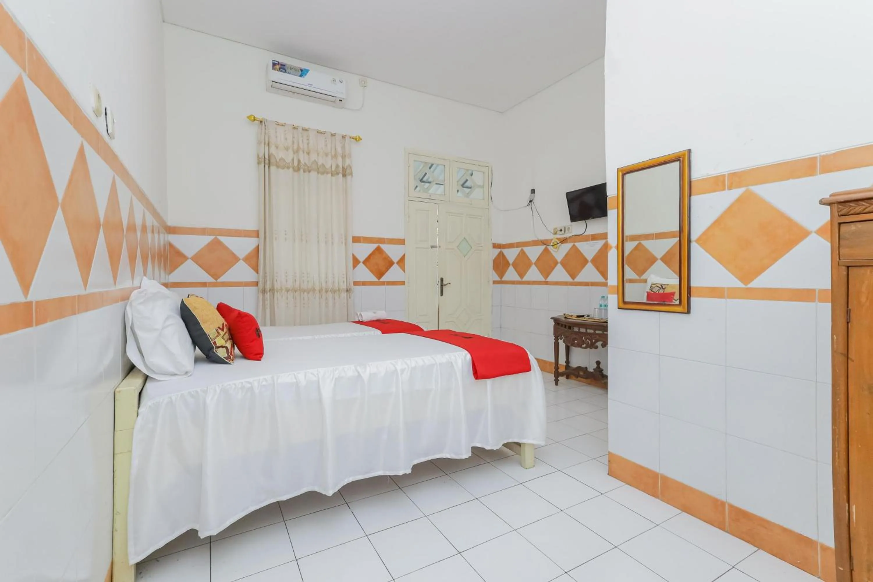 Bedroom, Bed in RedDoorz Syariah at Mojosari