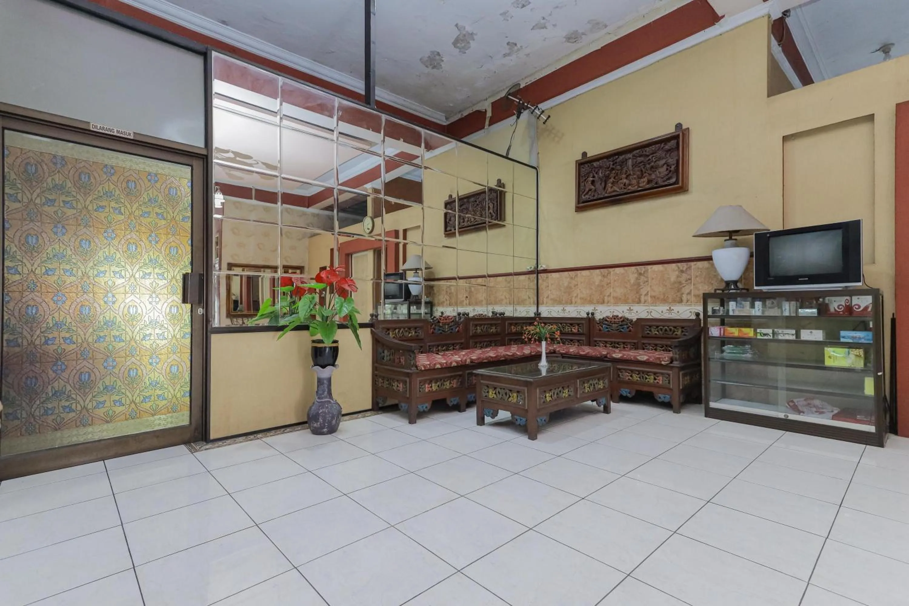 Seating area in RedDoorz Syariah at Mojosari