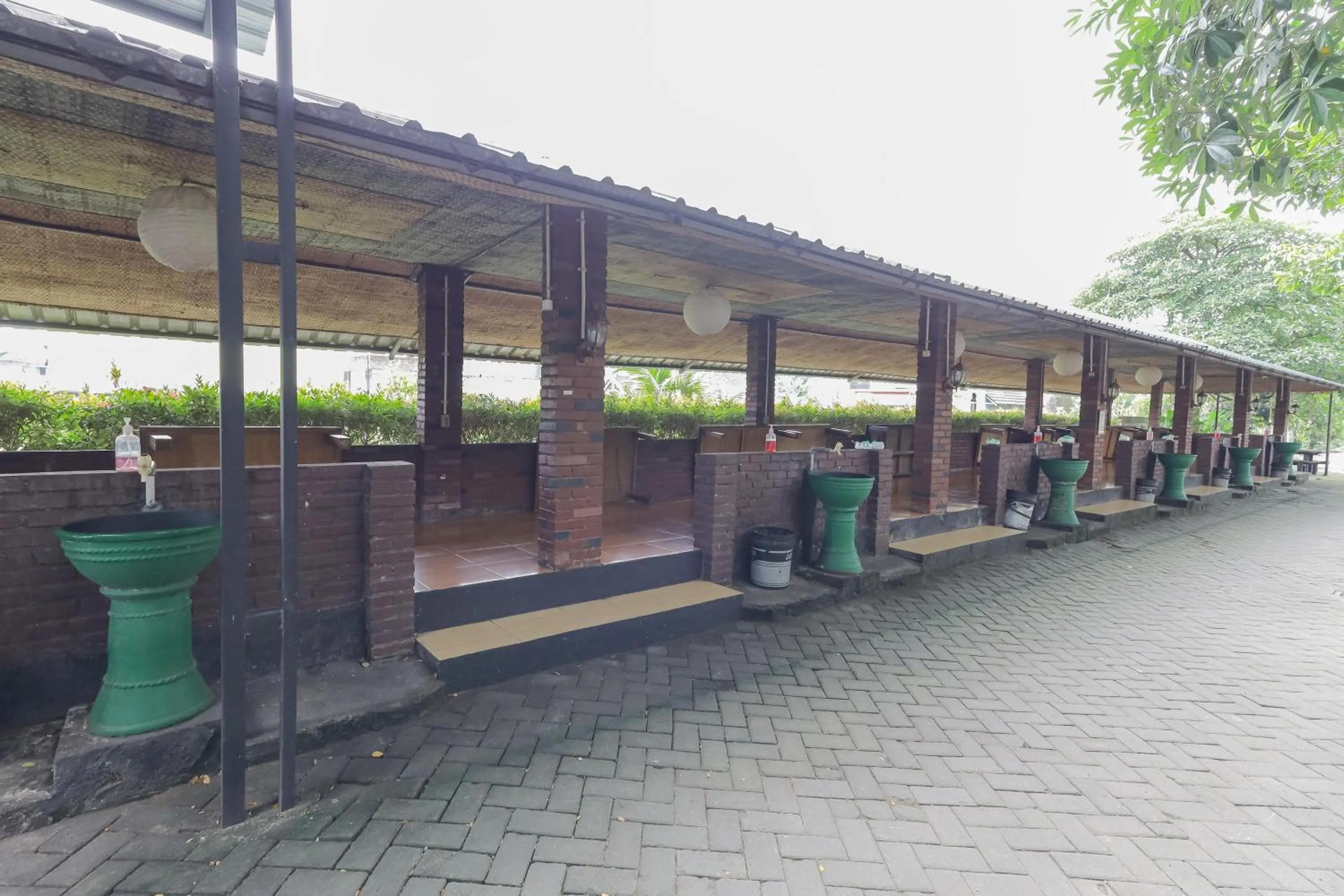 Dining area in RedDoorz Syariah at Mojosari
