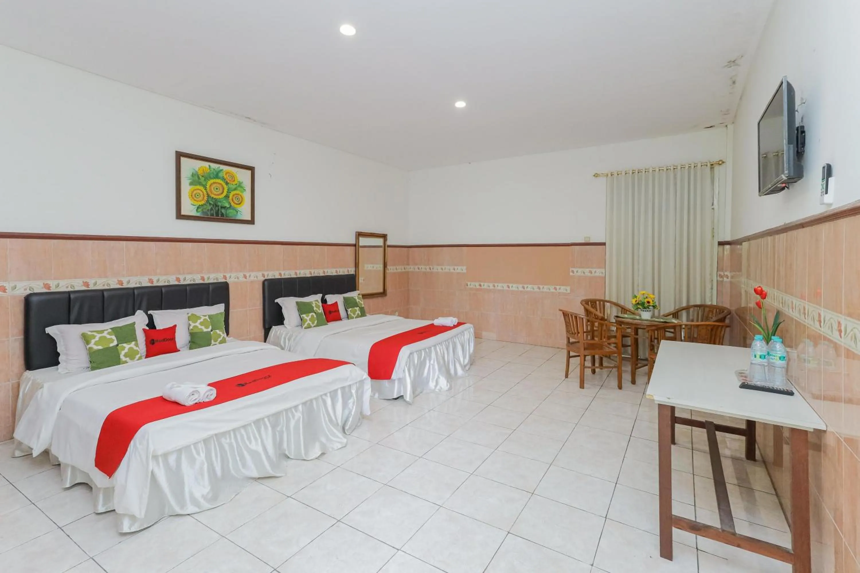 Bedroom, Bed in RedDoorz Syariah at Mojosari