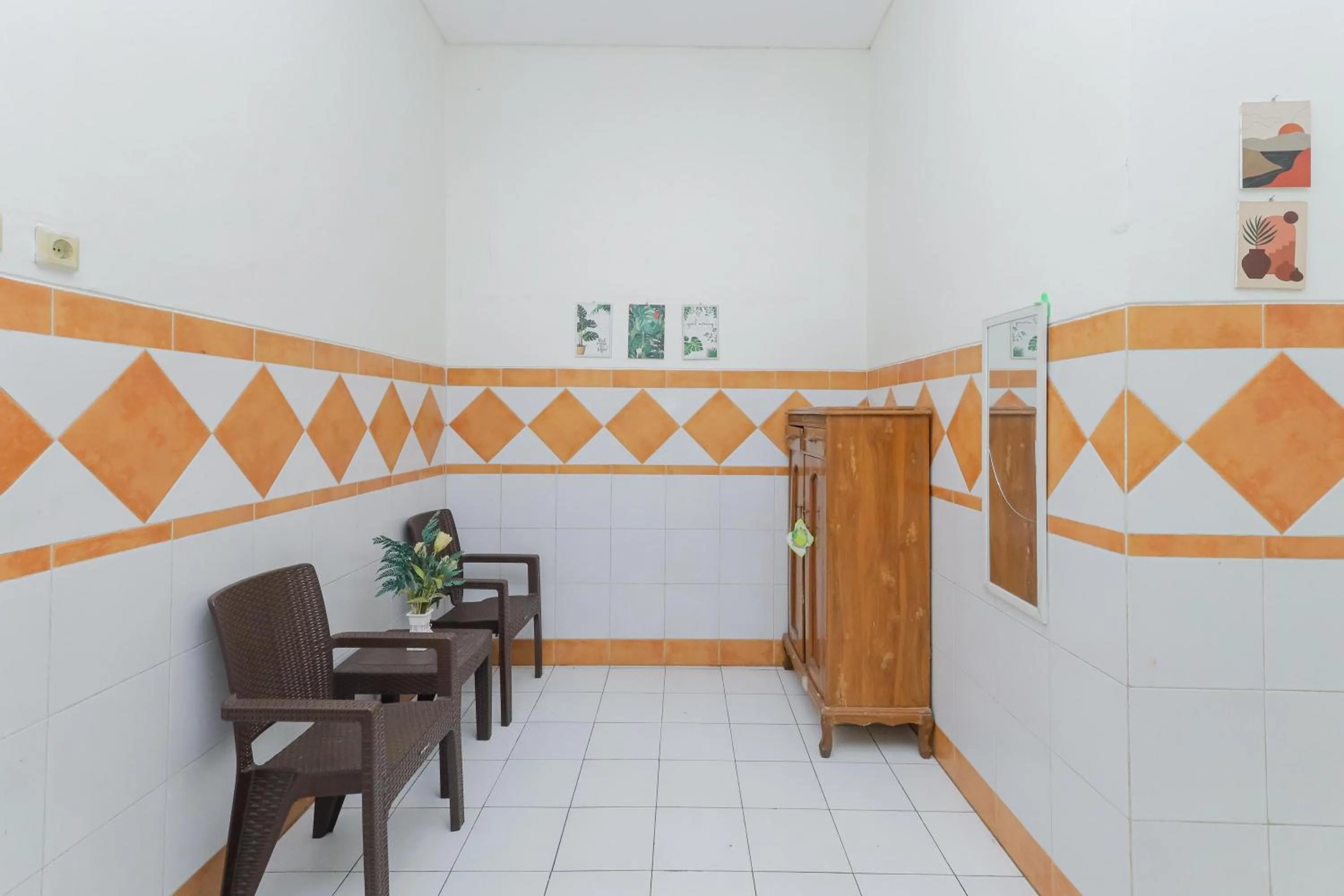 Seating area in RedDoorz Syariah at Mojosari