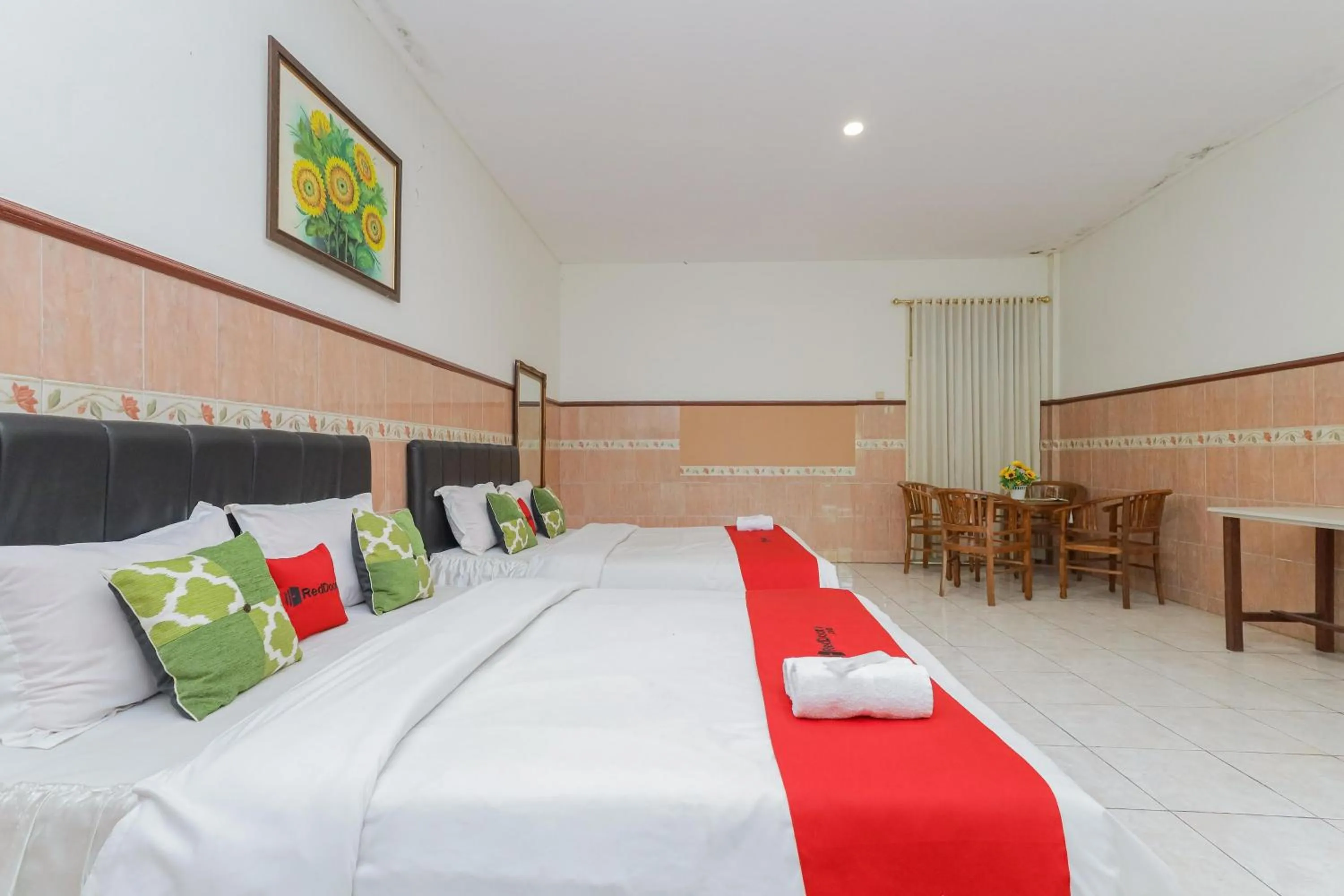 Bedroom, Bed in RedDoorz Syariah at Mojosari