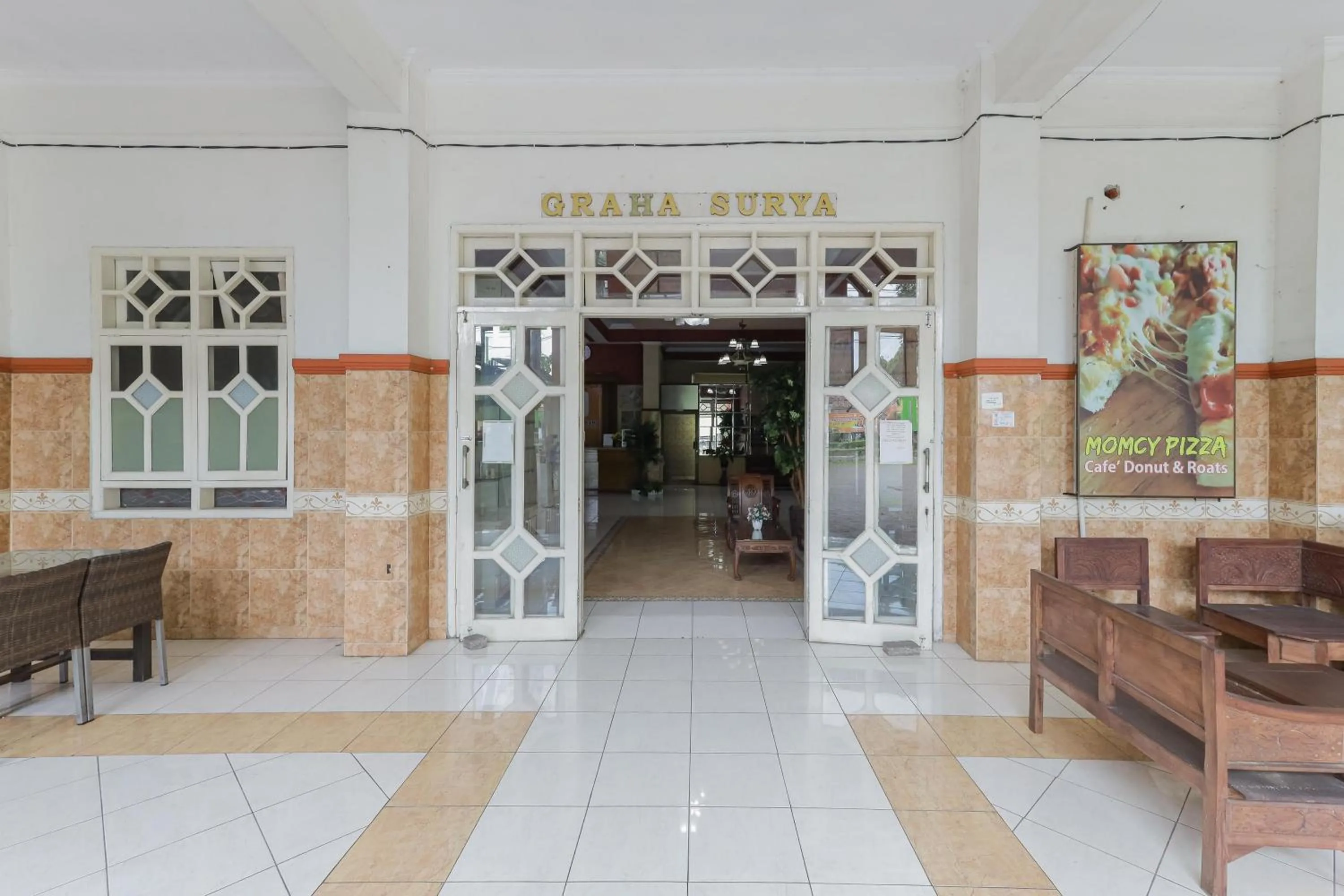 Facade/entrance in RedDoorz Syariah at Mojosari