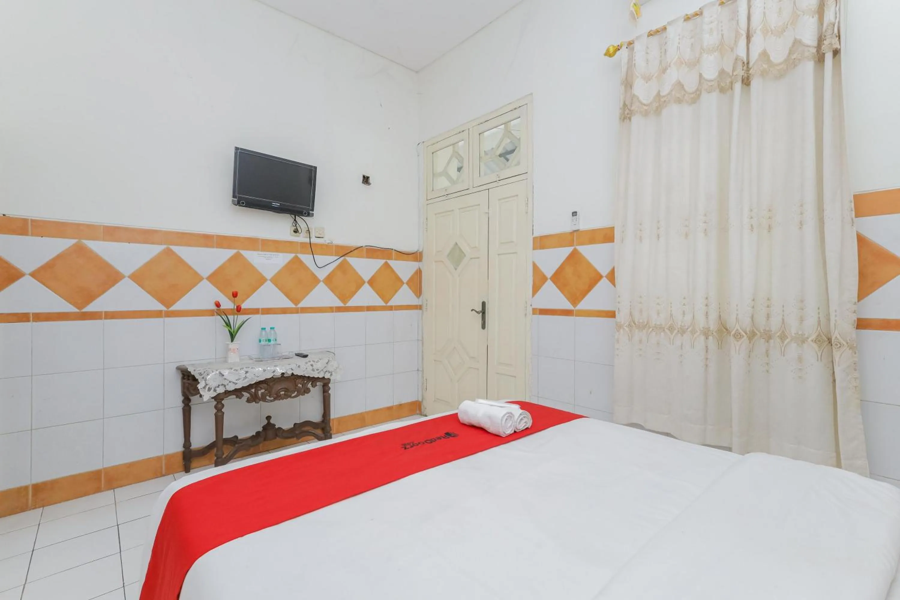 Bedroom, Bed in RedDoorz Syariah at Mojosari