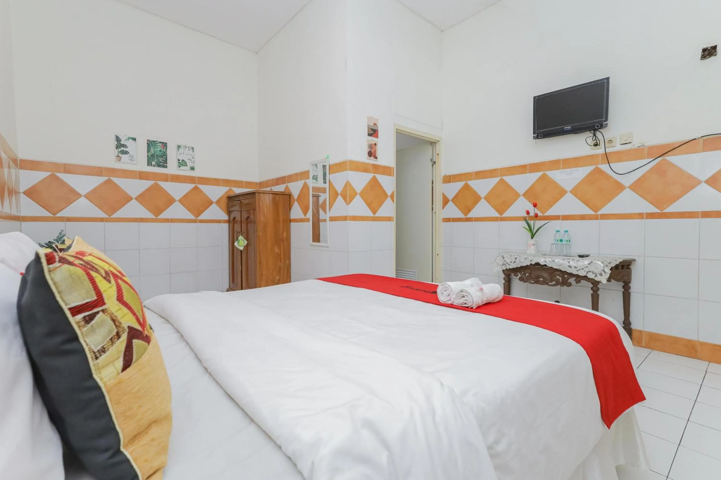 Bedroom, Bed in RedDoorz Syariah at Mojosari