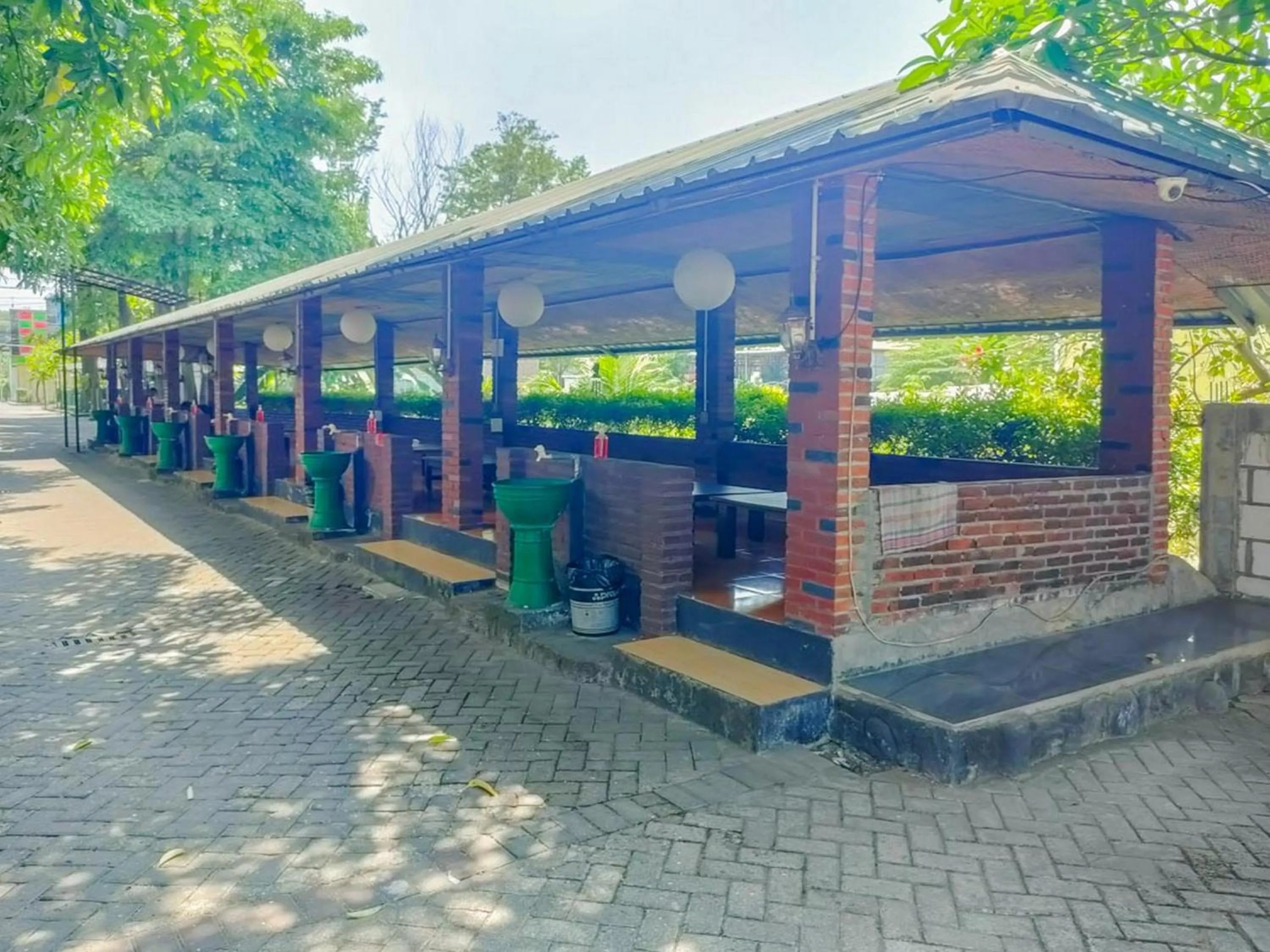 Dining area in RedDoorz Syariah at Mojosari