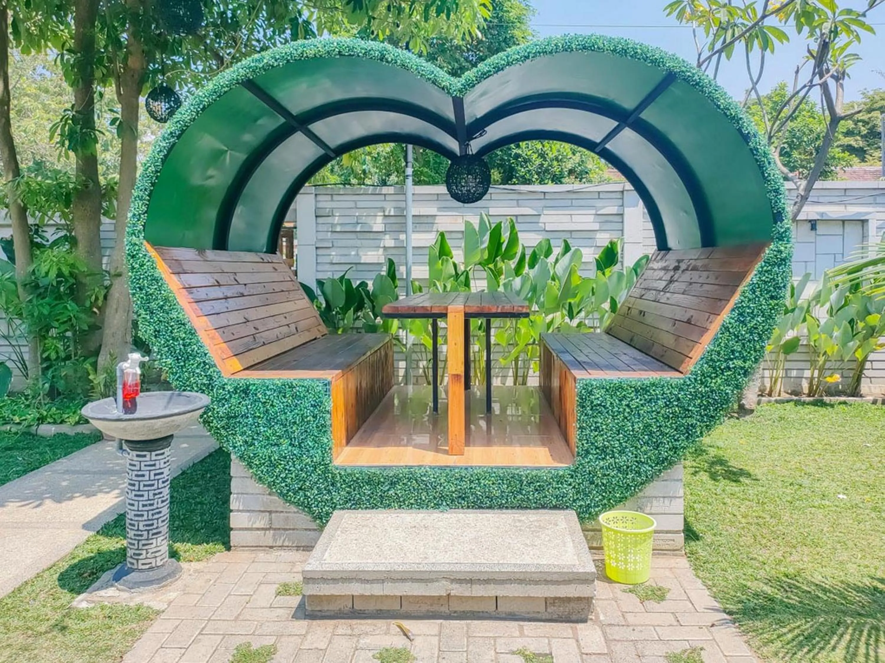 Seating area in RedDoorz Syariah at Mojosari