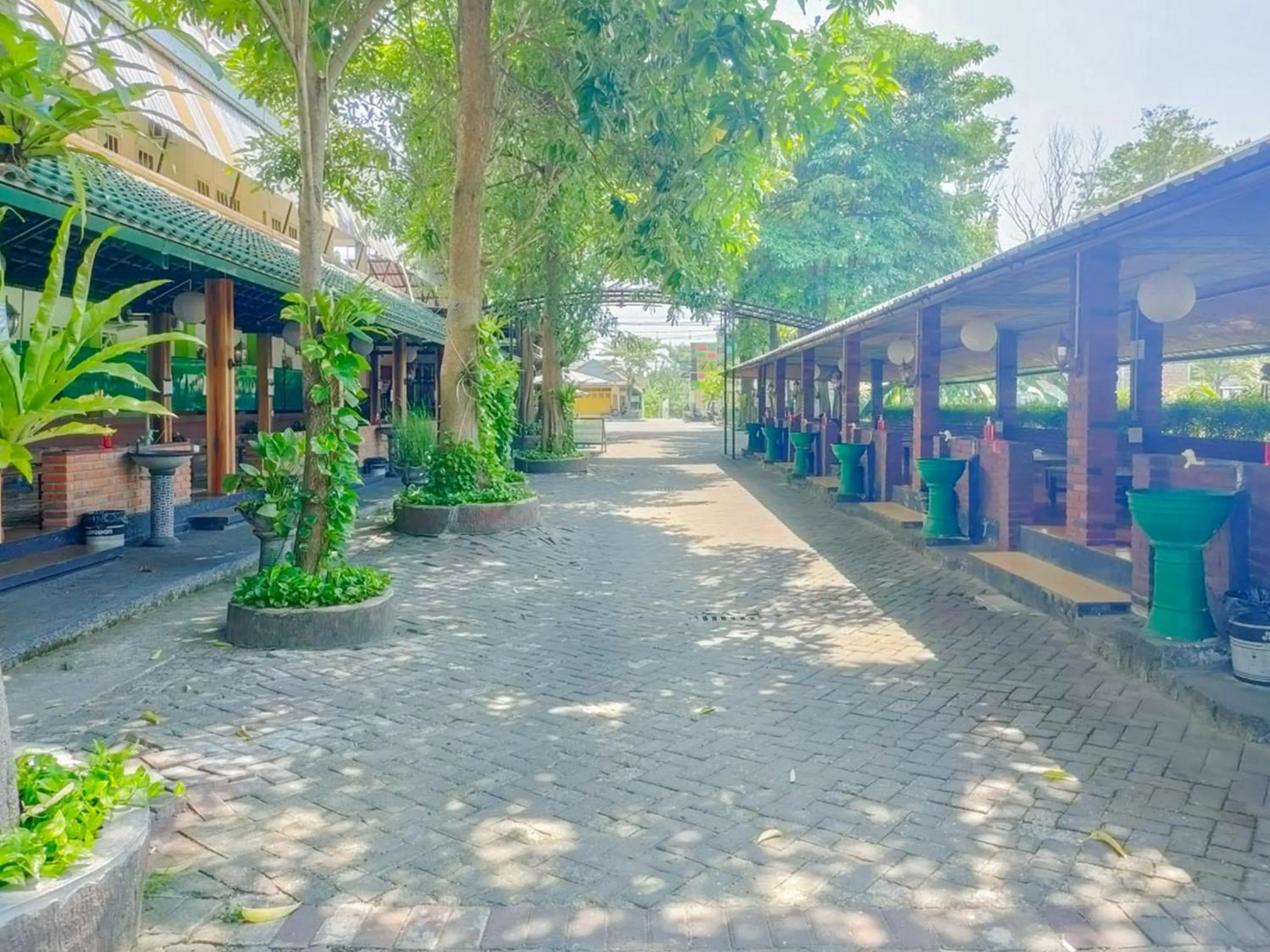 Dining area in RedDoorz Syariah at Mojosari
