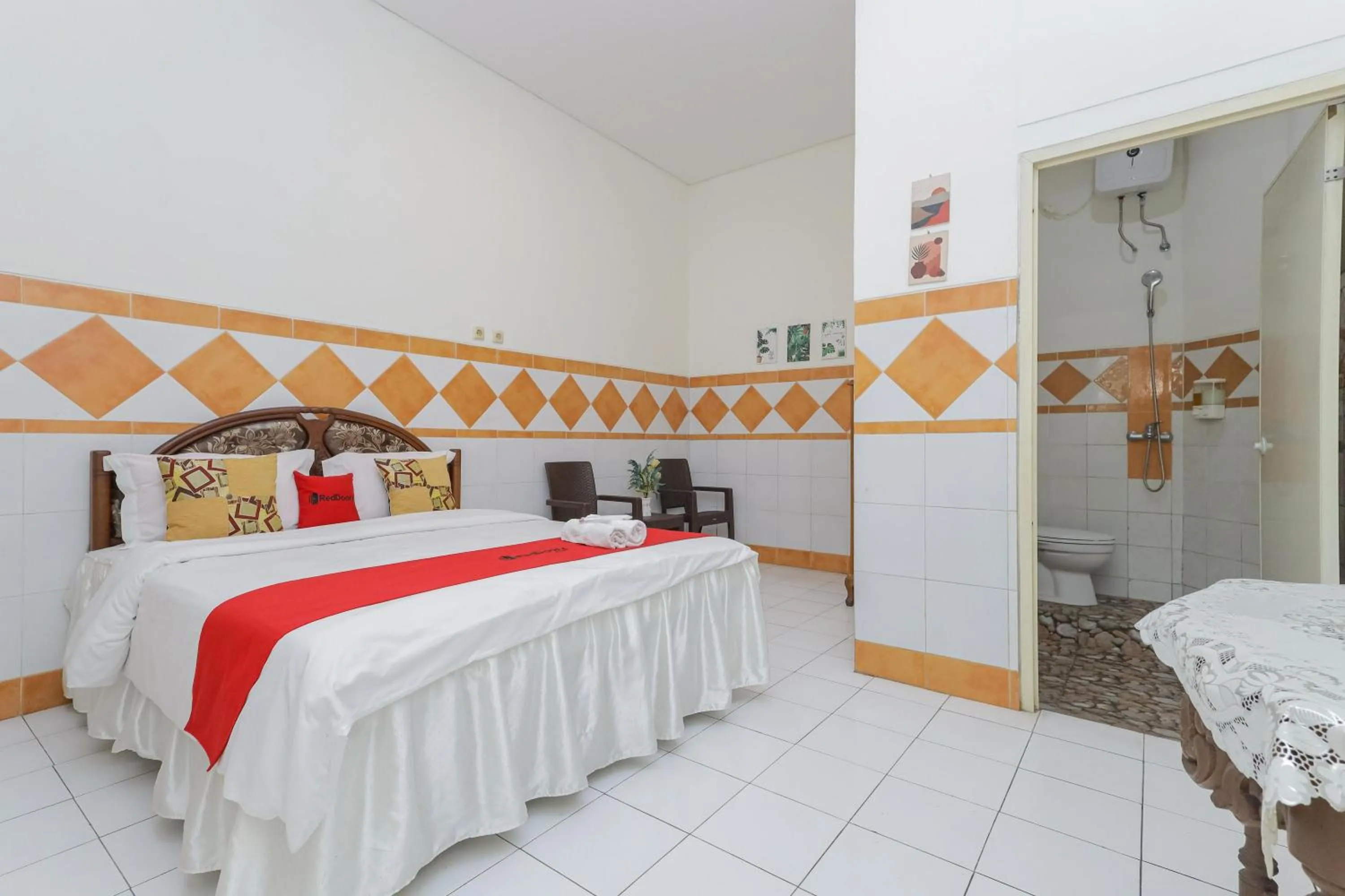 Bedroom, Bed in RedDoorz Syariah at Mojosari