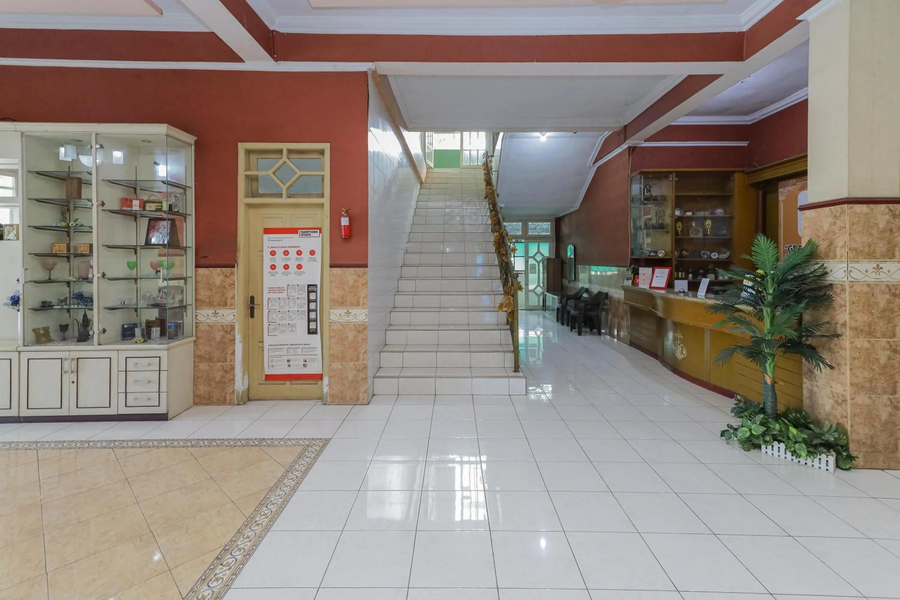 Lobby or reception in RedDoorz Syariah at Mojosari