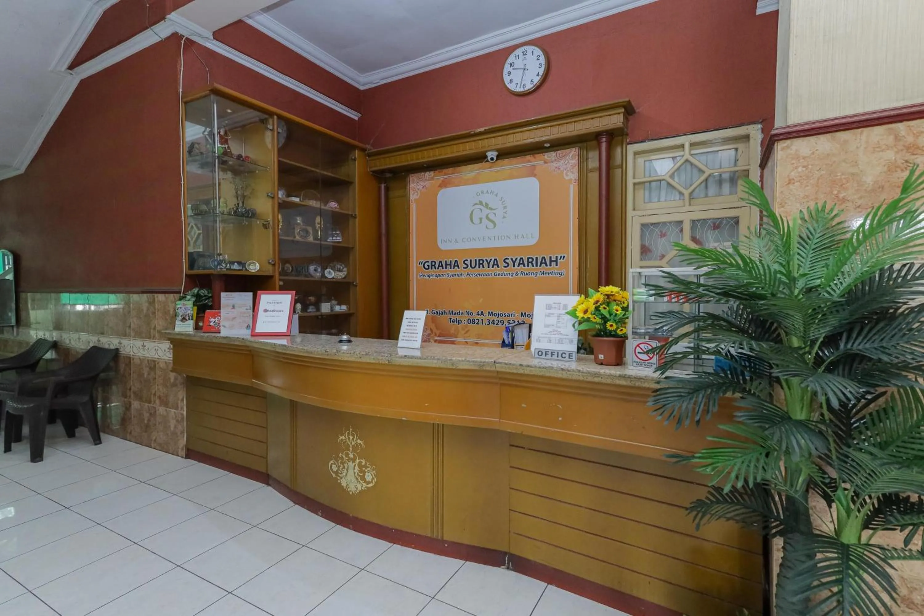 Lobby or reception in RedDoorz Syariah at Mojosari