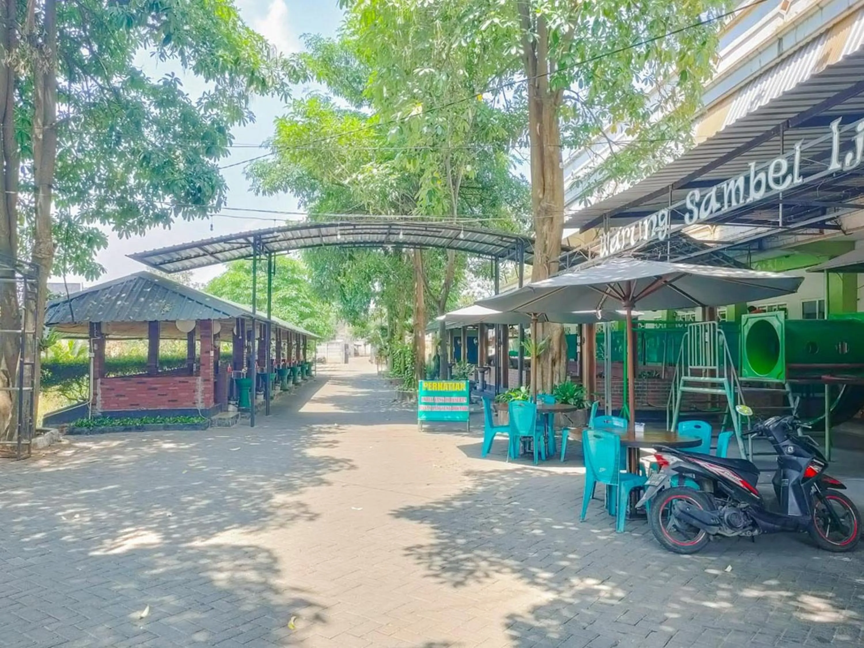 Dining area in RedDoorz Syariah at Mojosari