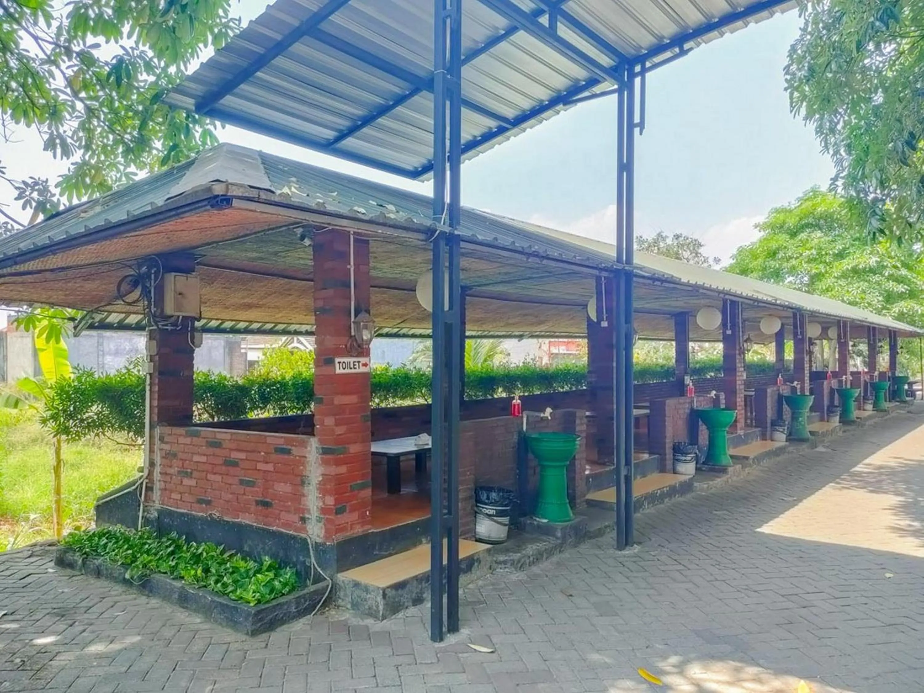 Dining area in RedDoorz Syariah at Mojosari