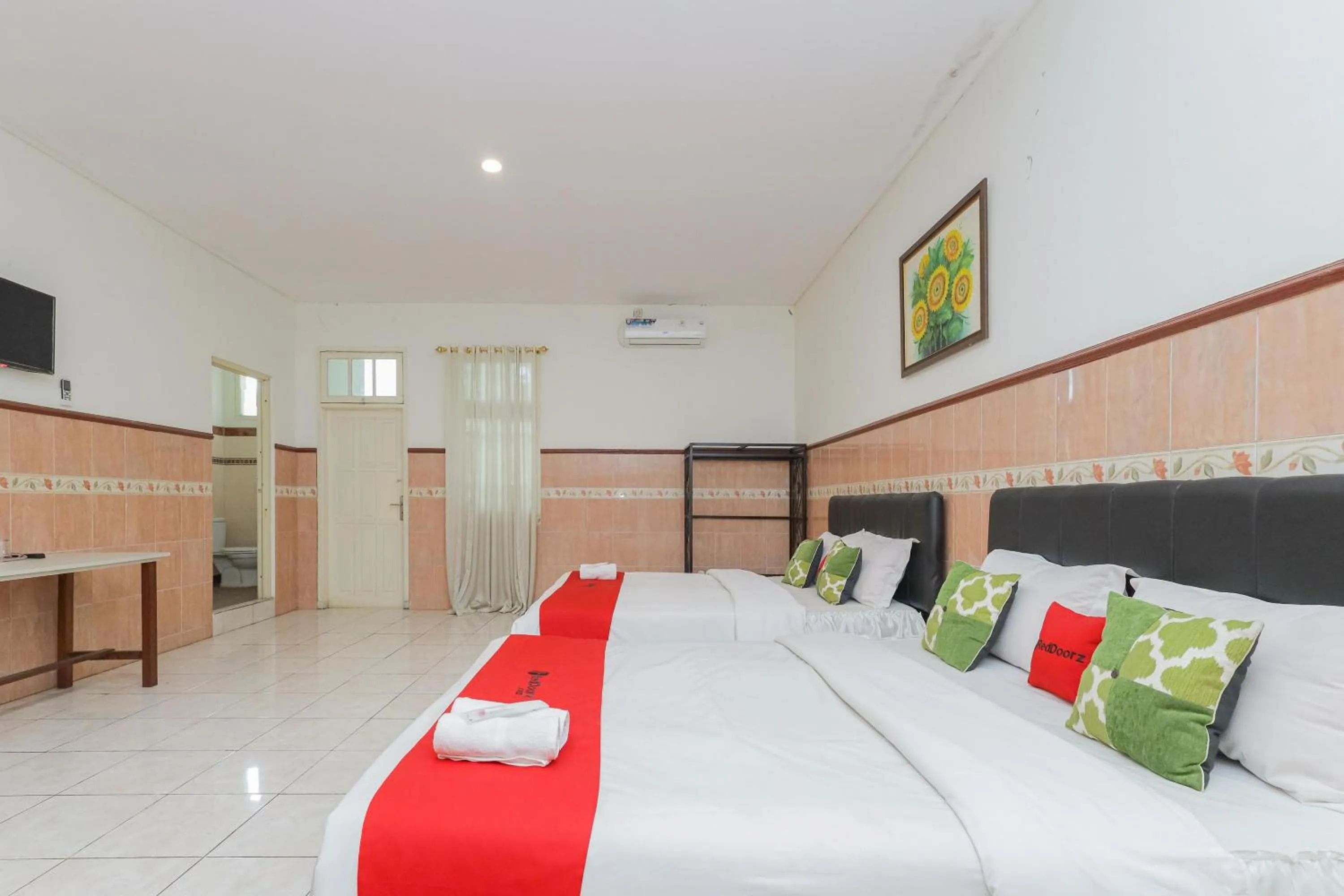 Bedroom, Bed in RedDoorz Syariah at Mojosari