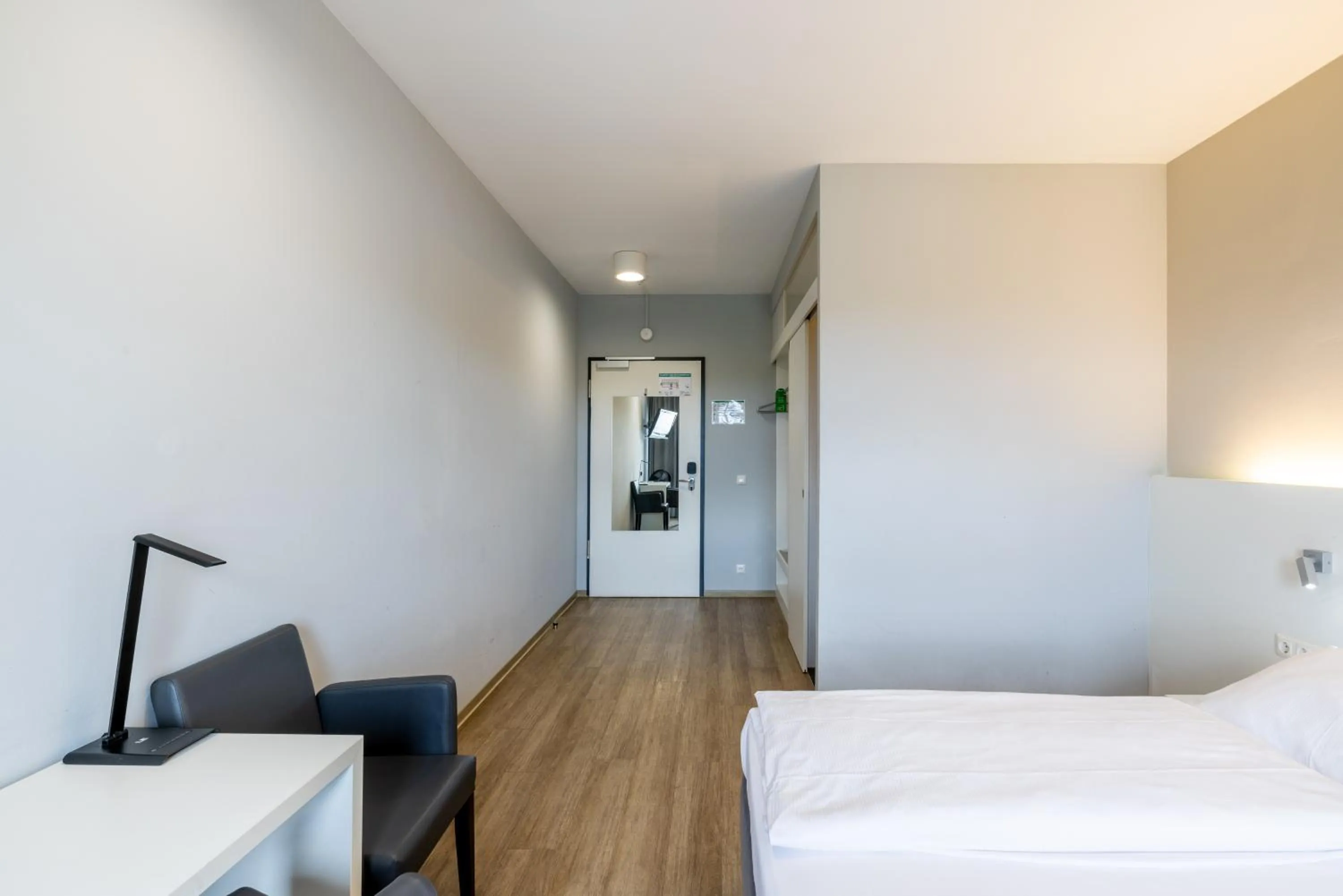 Photo of the whole room, Bed in mk hotel stuttgart