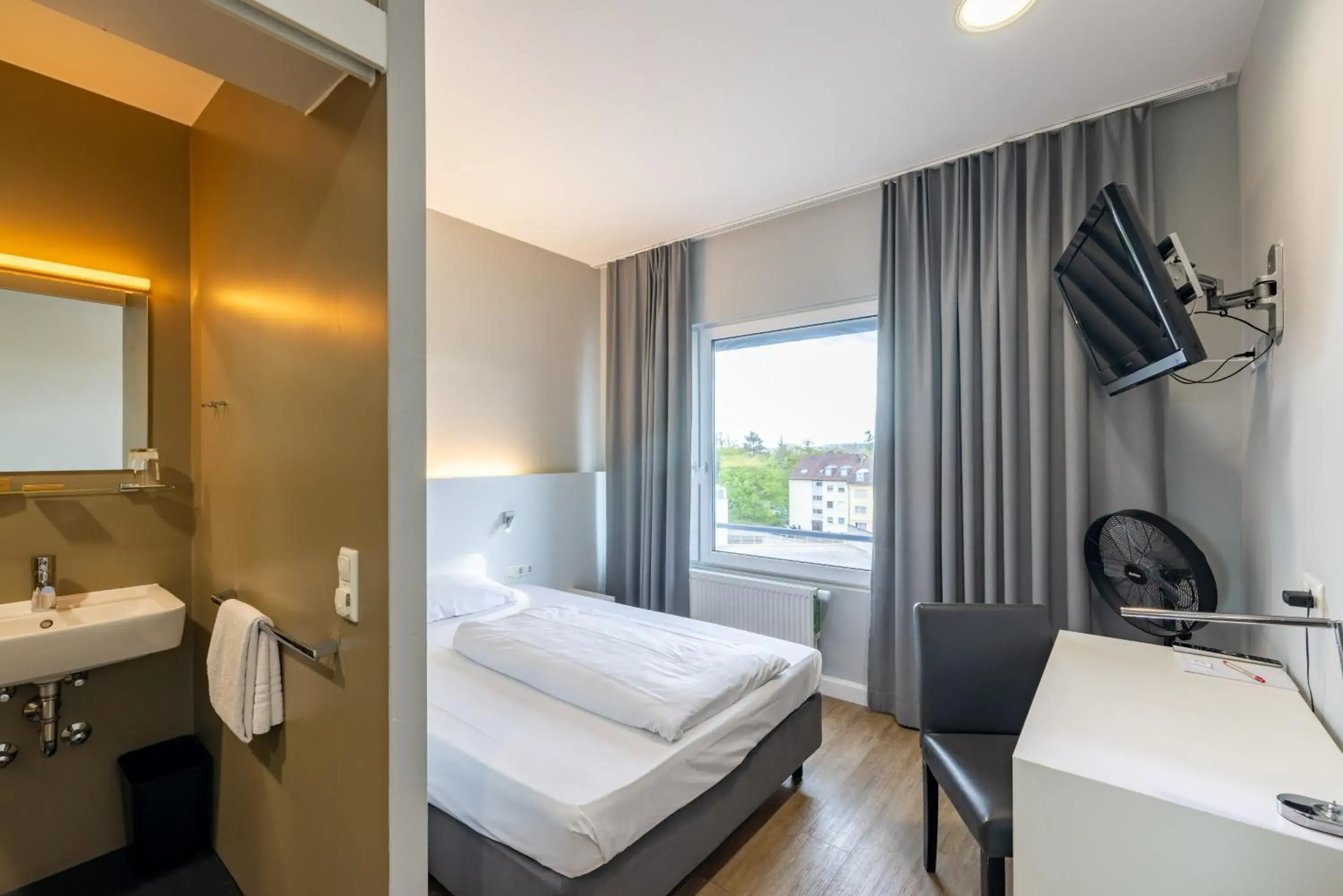 Photo of the whole room, Bed in mk hotel stuttgart Photo of the whole room, Bed in mk hotel stuttgart