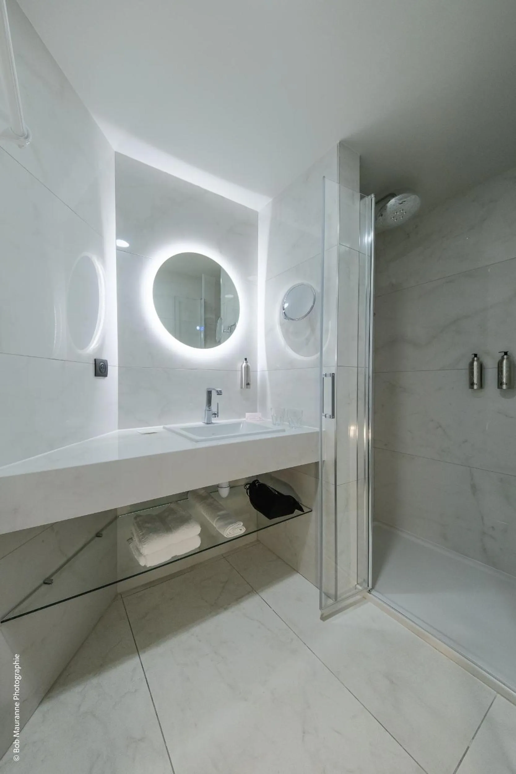 Shower in Hôtel et Restaurant Le Regina