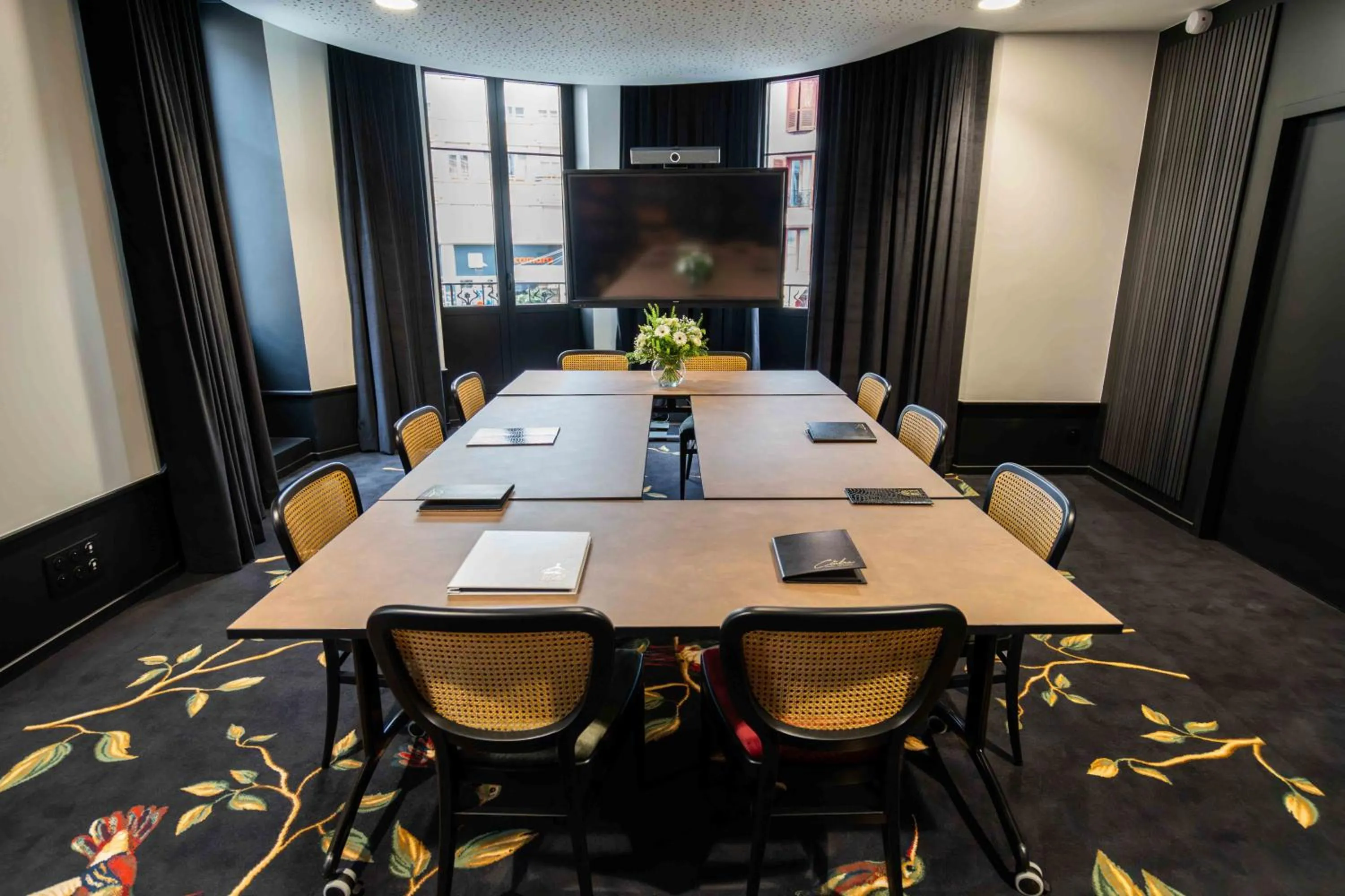 TV and multimedia in Hôtel et Restaurant Le Regina