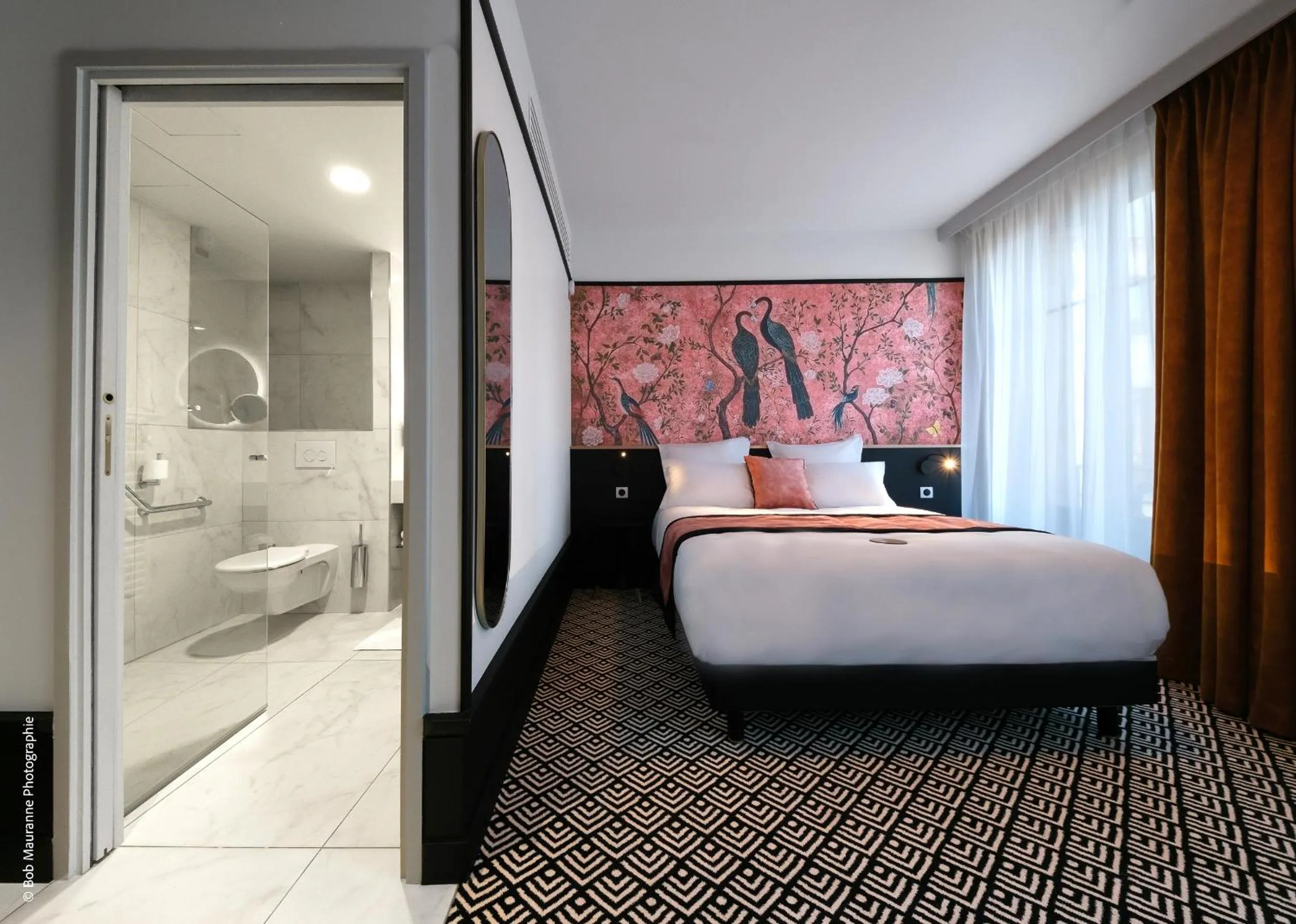 Shower, Bed in Hôtel et Restaurant Le Regina