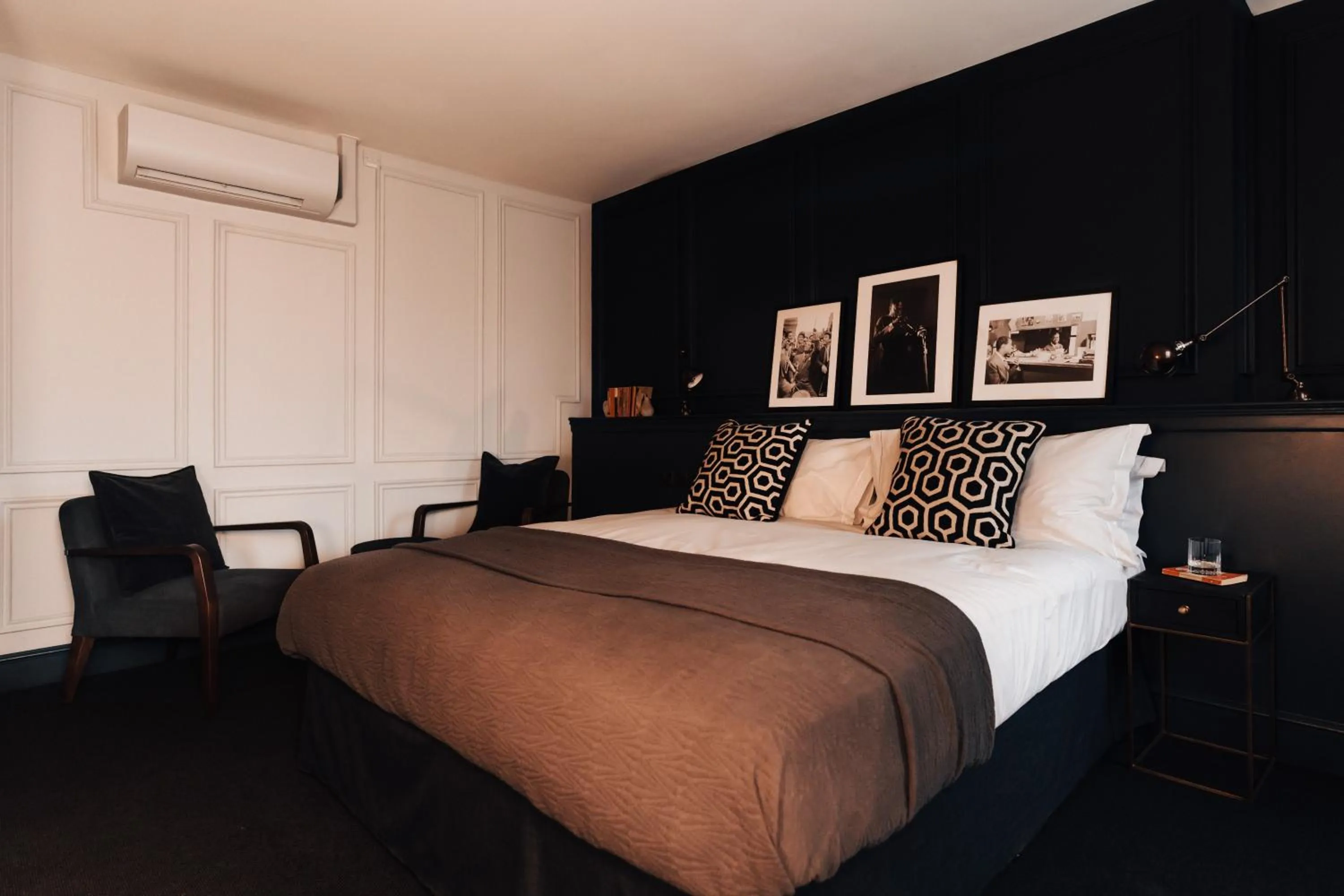 Bedroom, Bed in The George