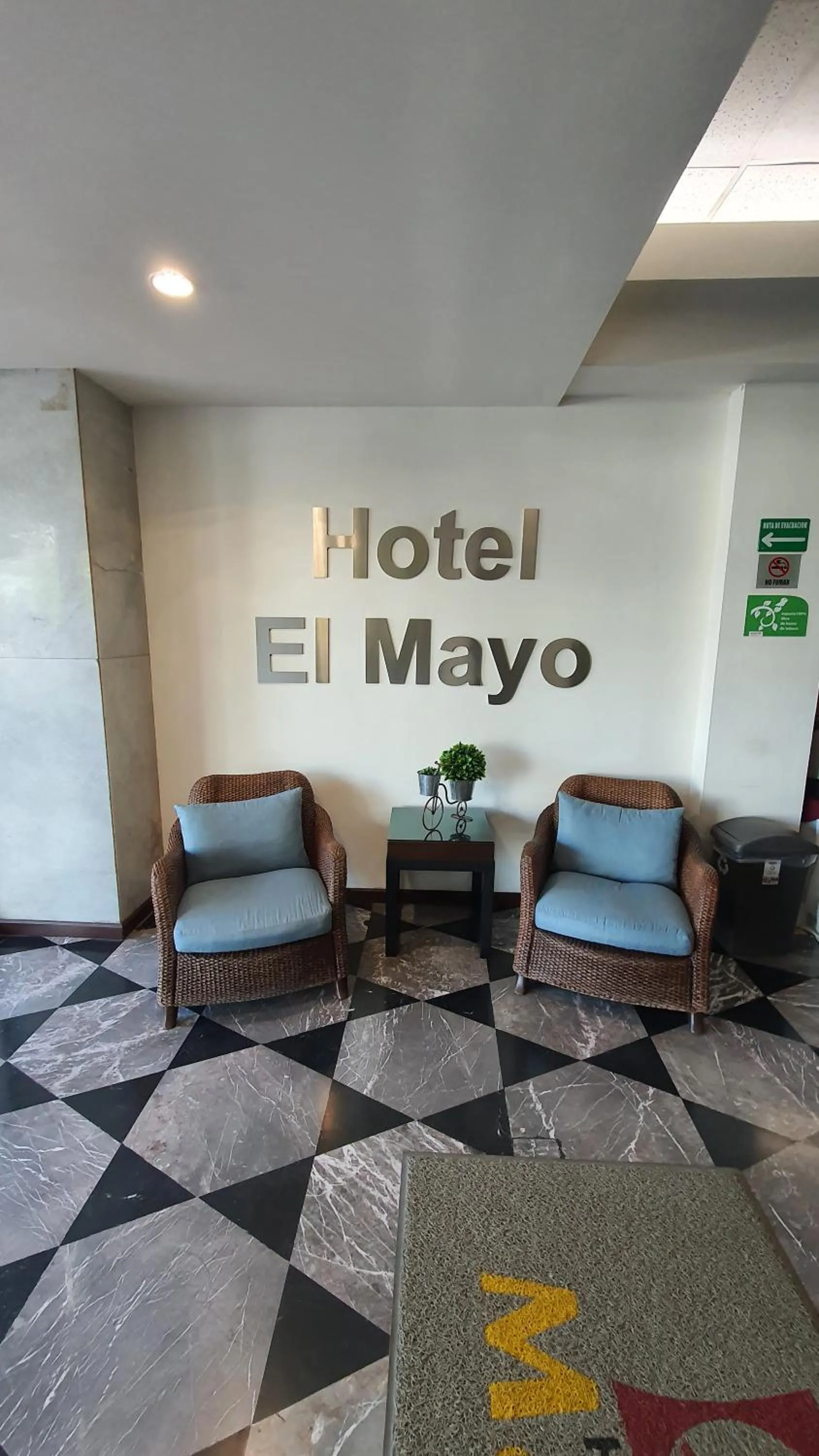Lobby or reception in Hotel el Mayo Inn