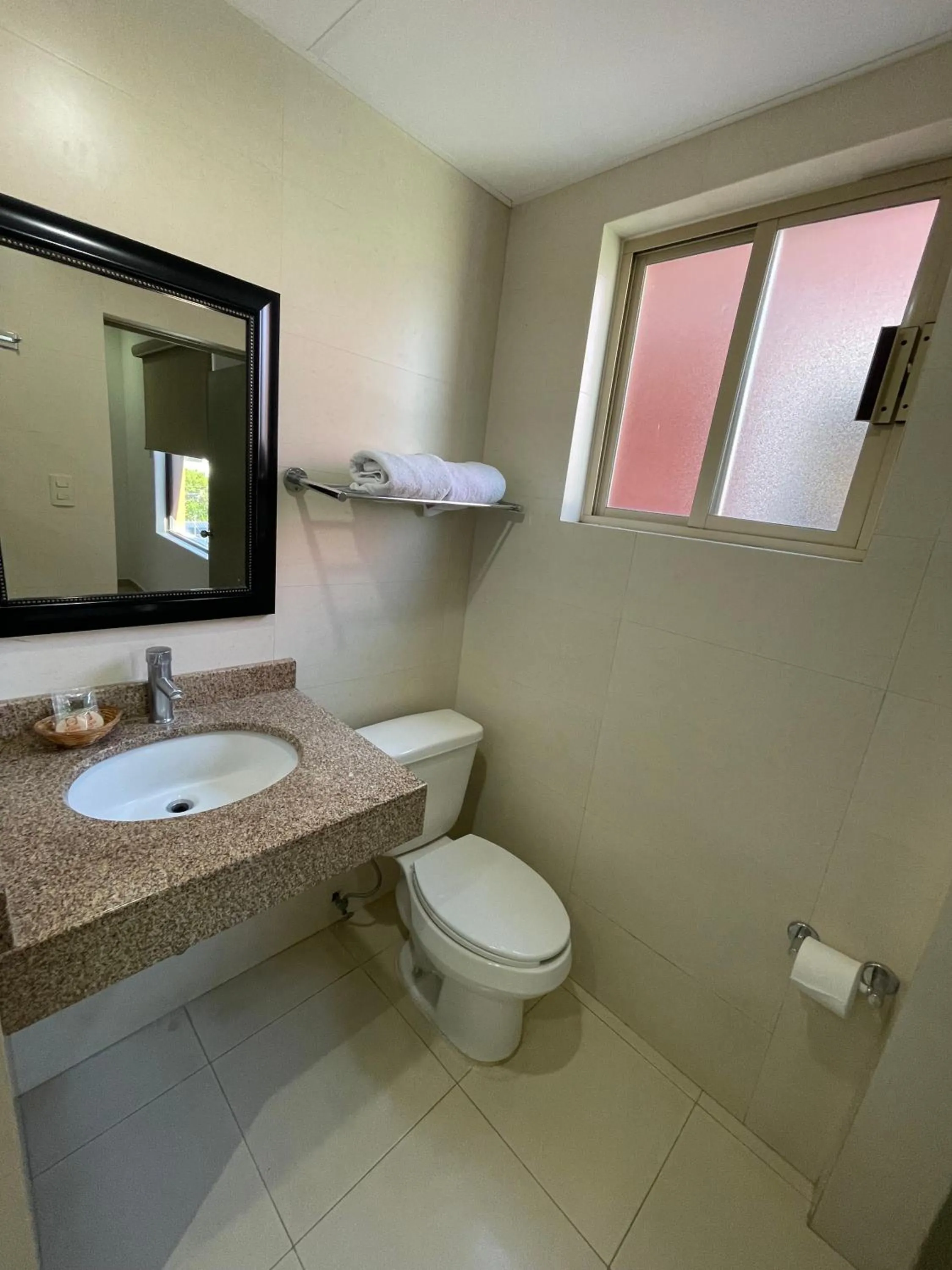 Bathroom in Hotel el Mayo Inn