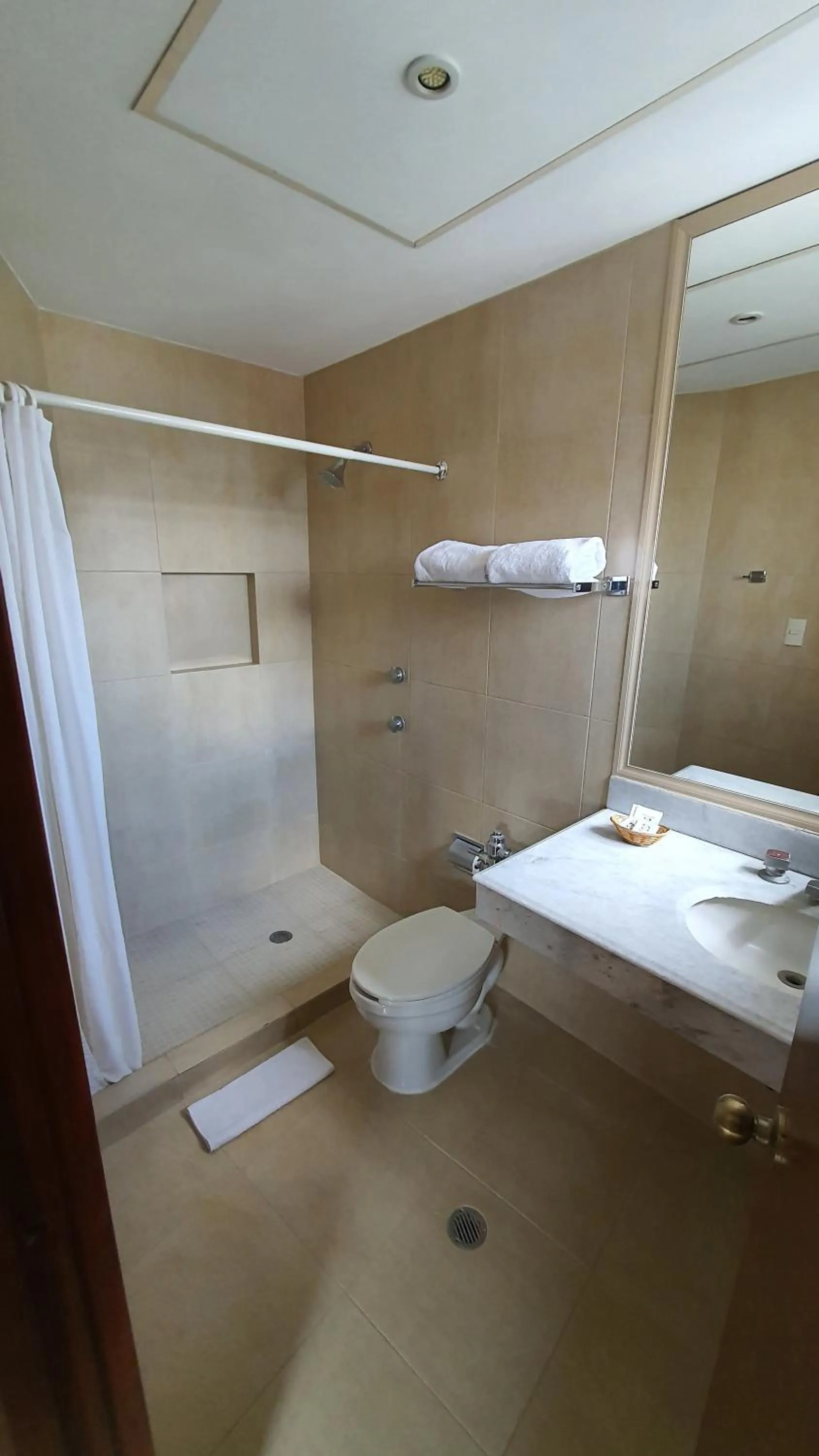 Bathroom in Hotel el Mayo Inn